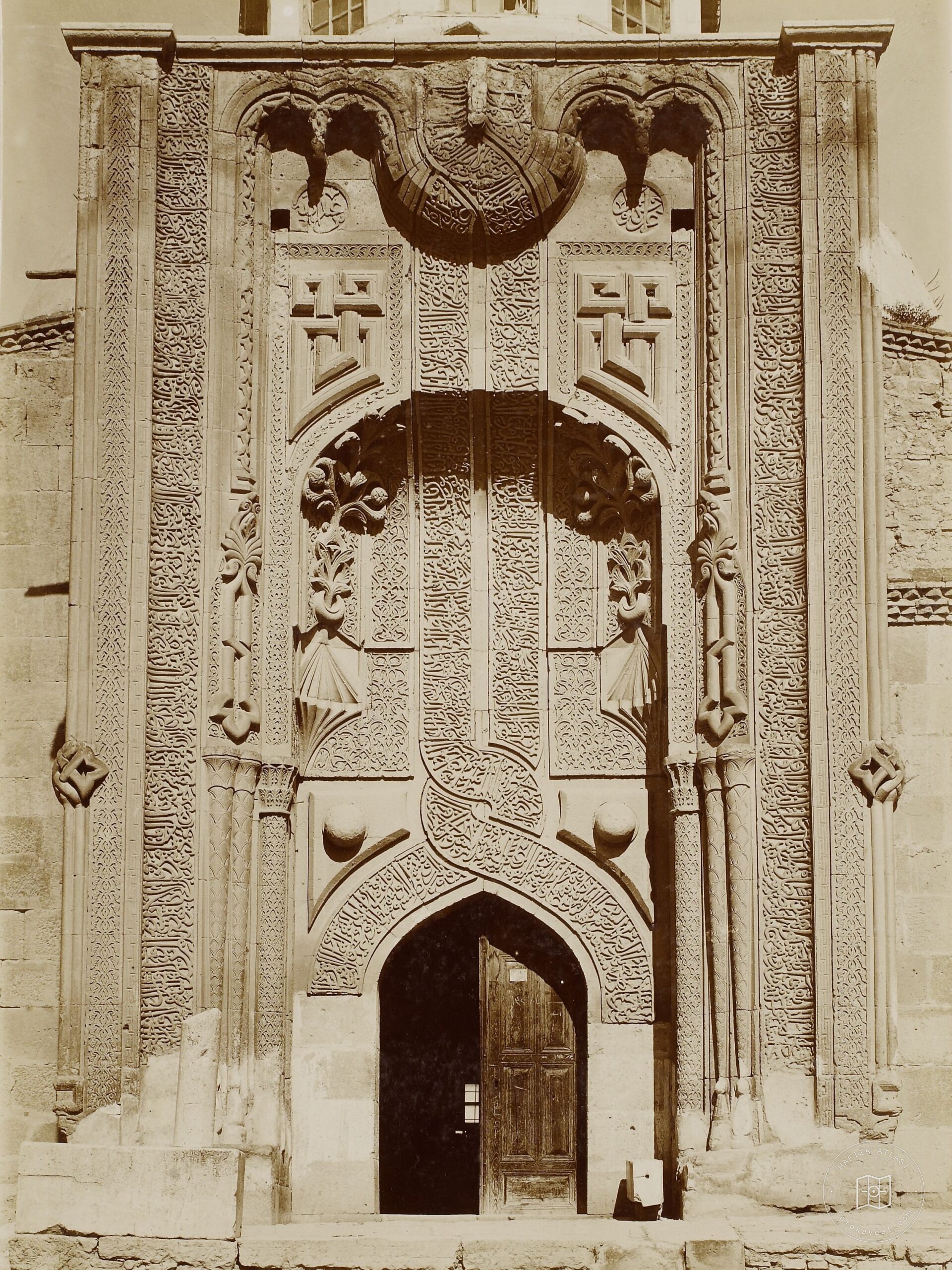İnce Minareli Medrese Kapısı