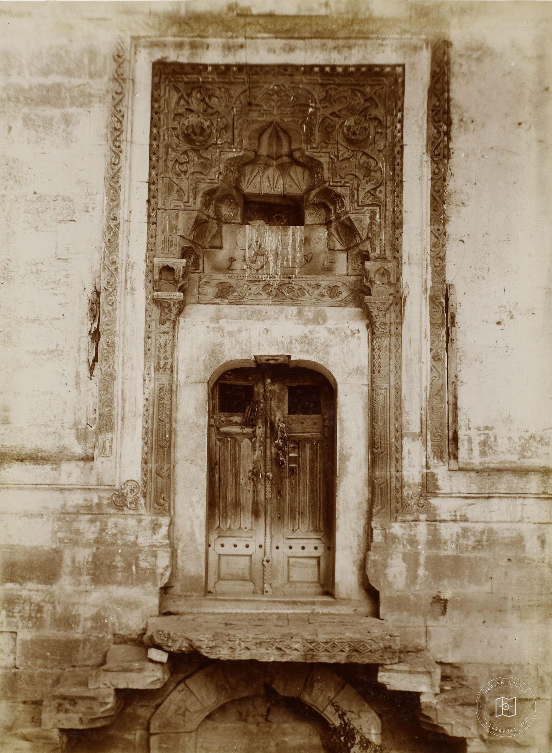 Karamanoğlu İbrahim Bey Türbesi Kapısı