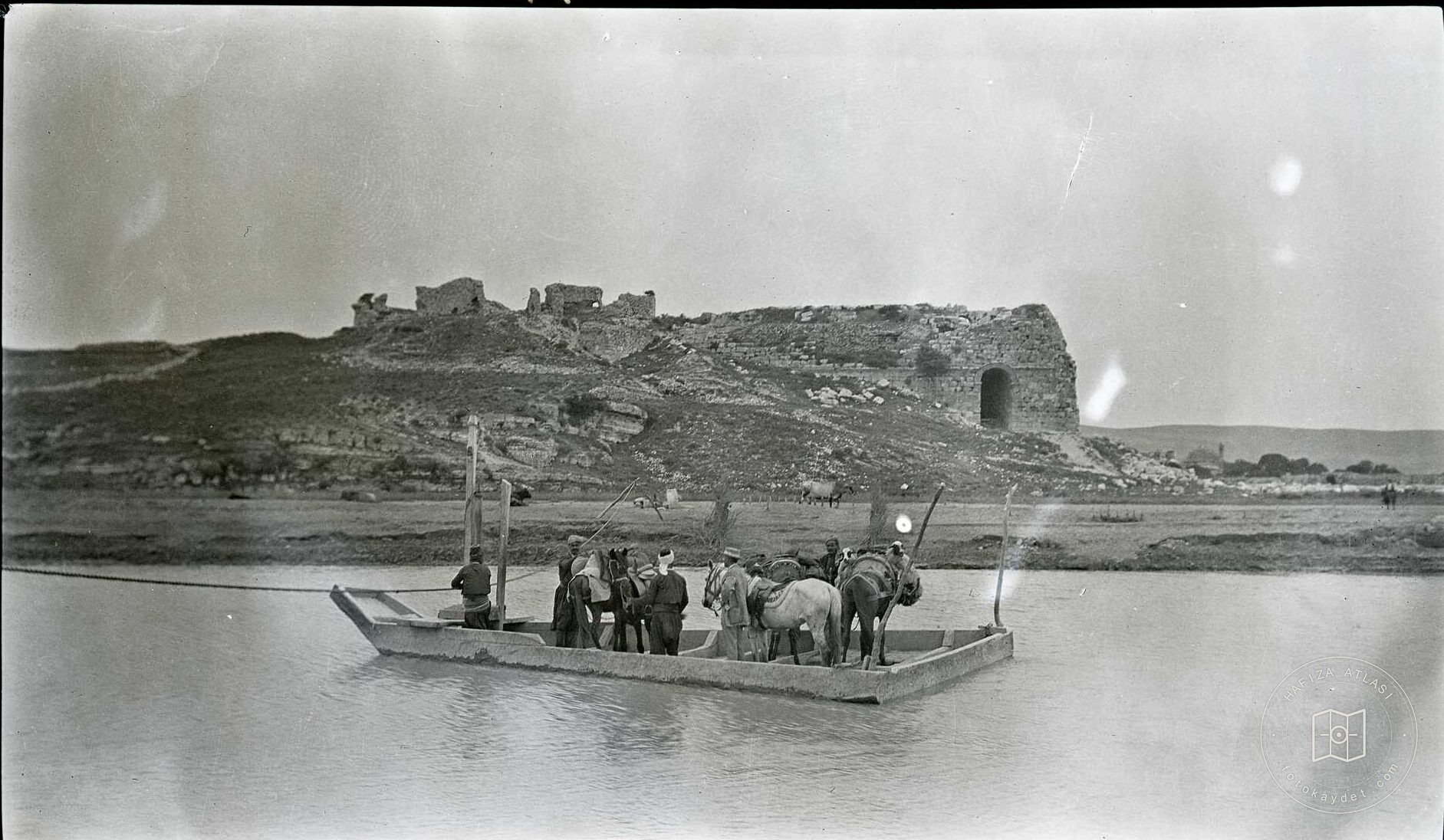 Arkada Milet Tiyatrosu ile Menderes Nehri’ni geçenler