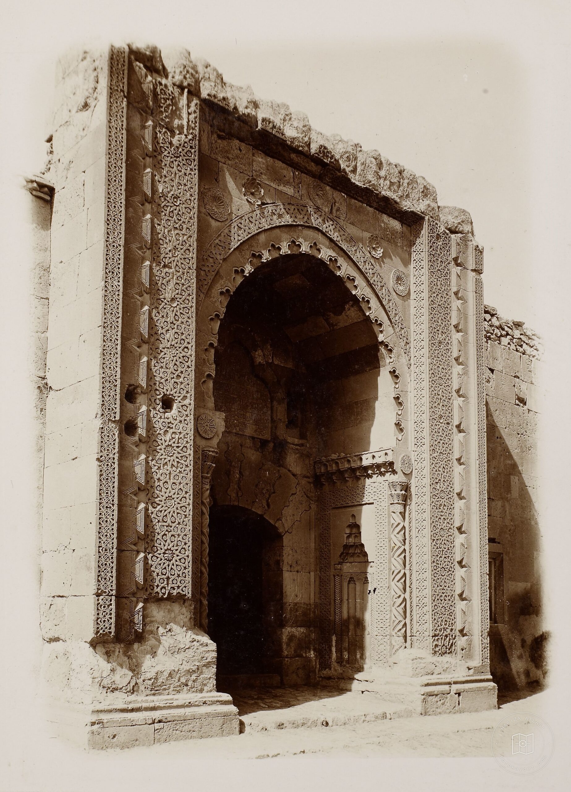 Sırçalı Medrese Girişi