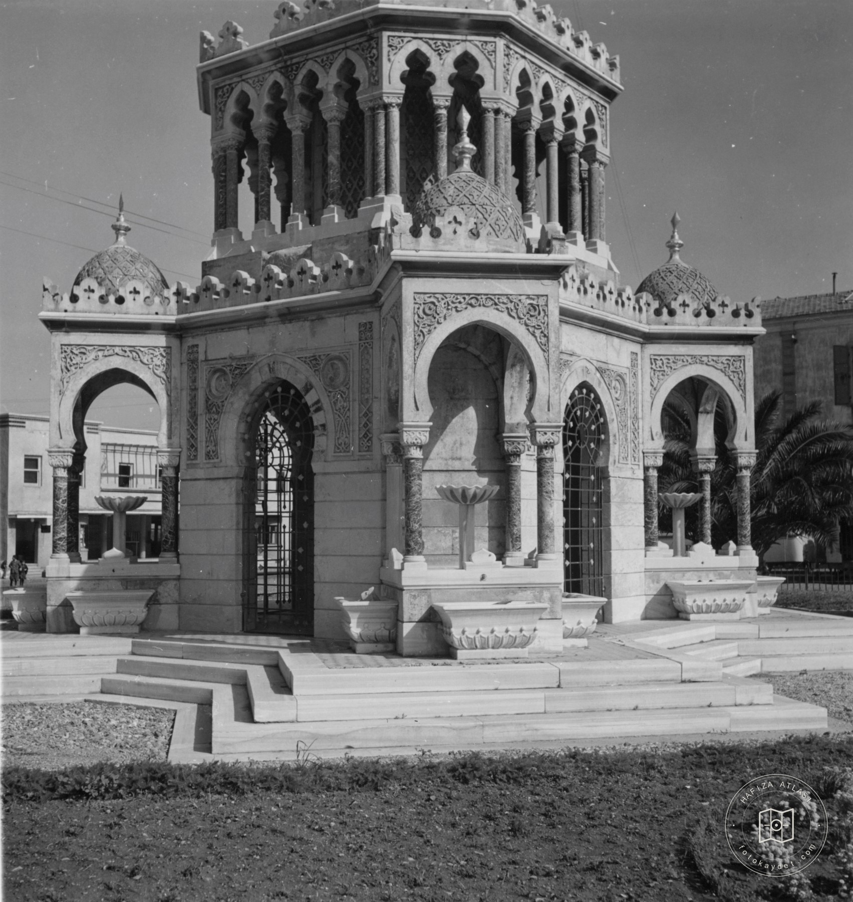 İzmir Saat Kulesi Çeşmeli Alt Kısmı