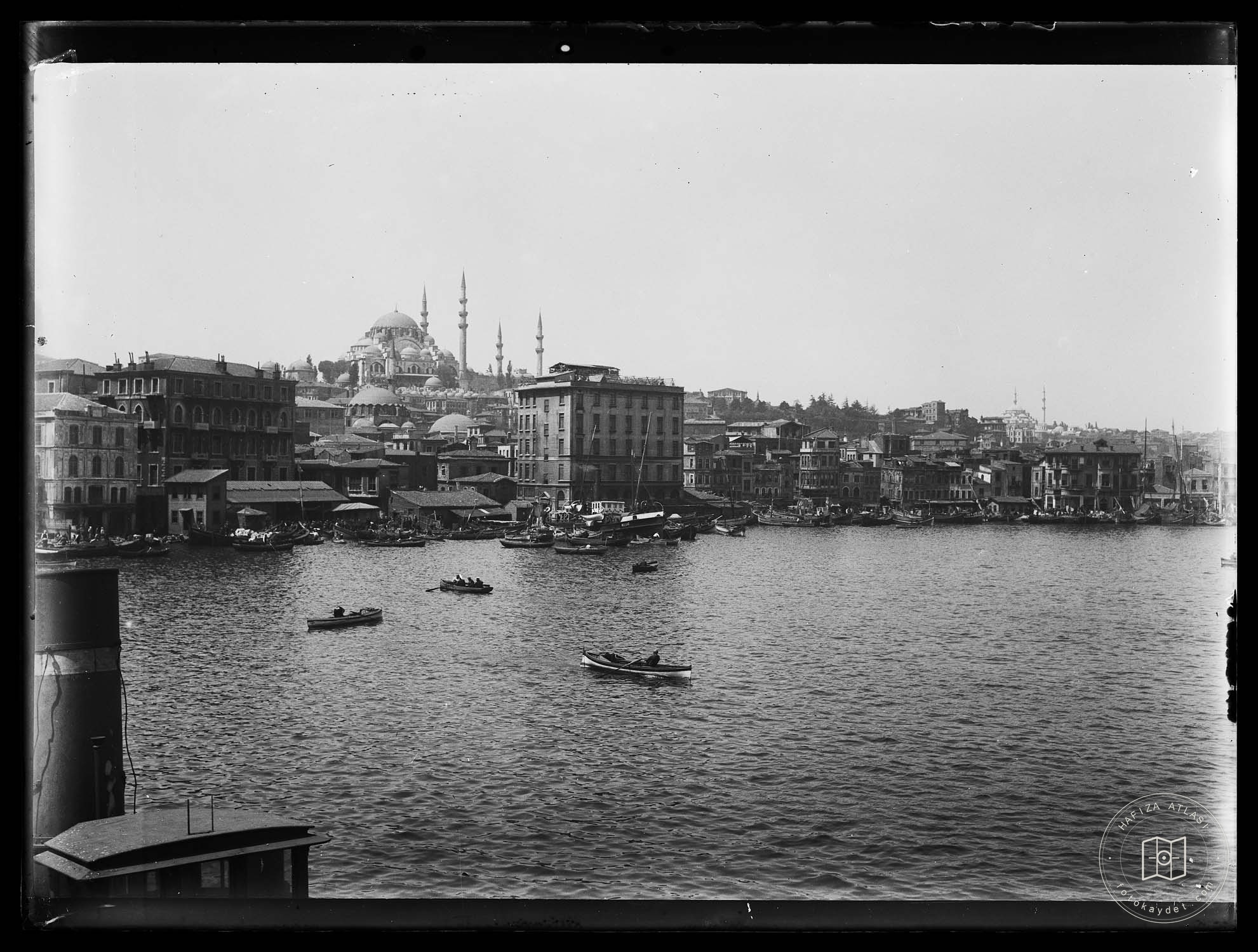 Haliç; Genel Görünüm ve Arka Planda Süleymaniye Camii