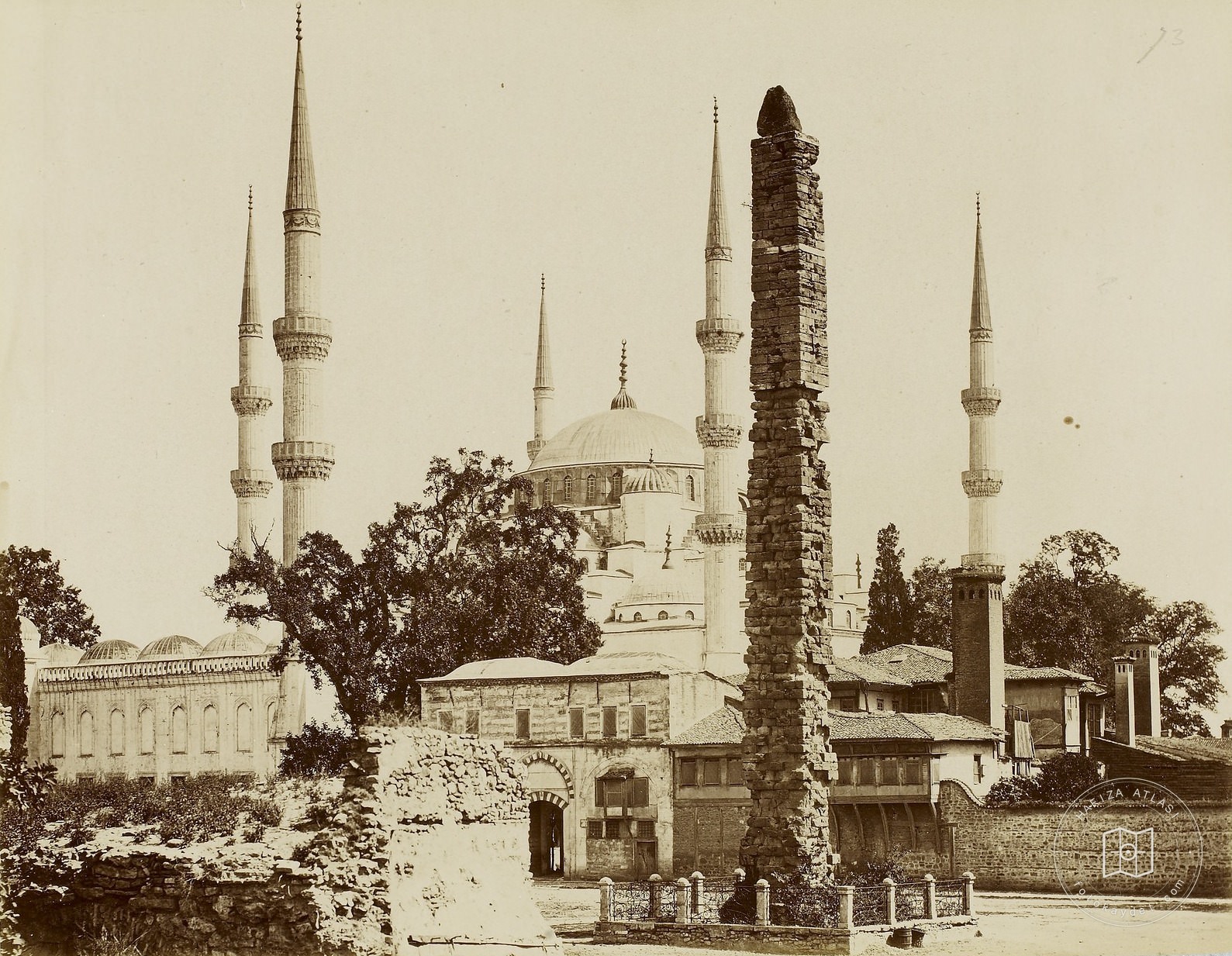 Örme Sütun ve Sultan Ahmet Camii Görünümü