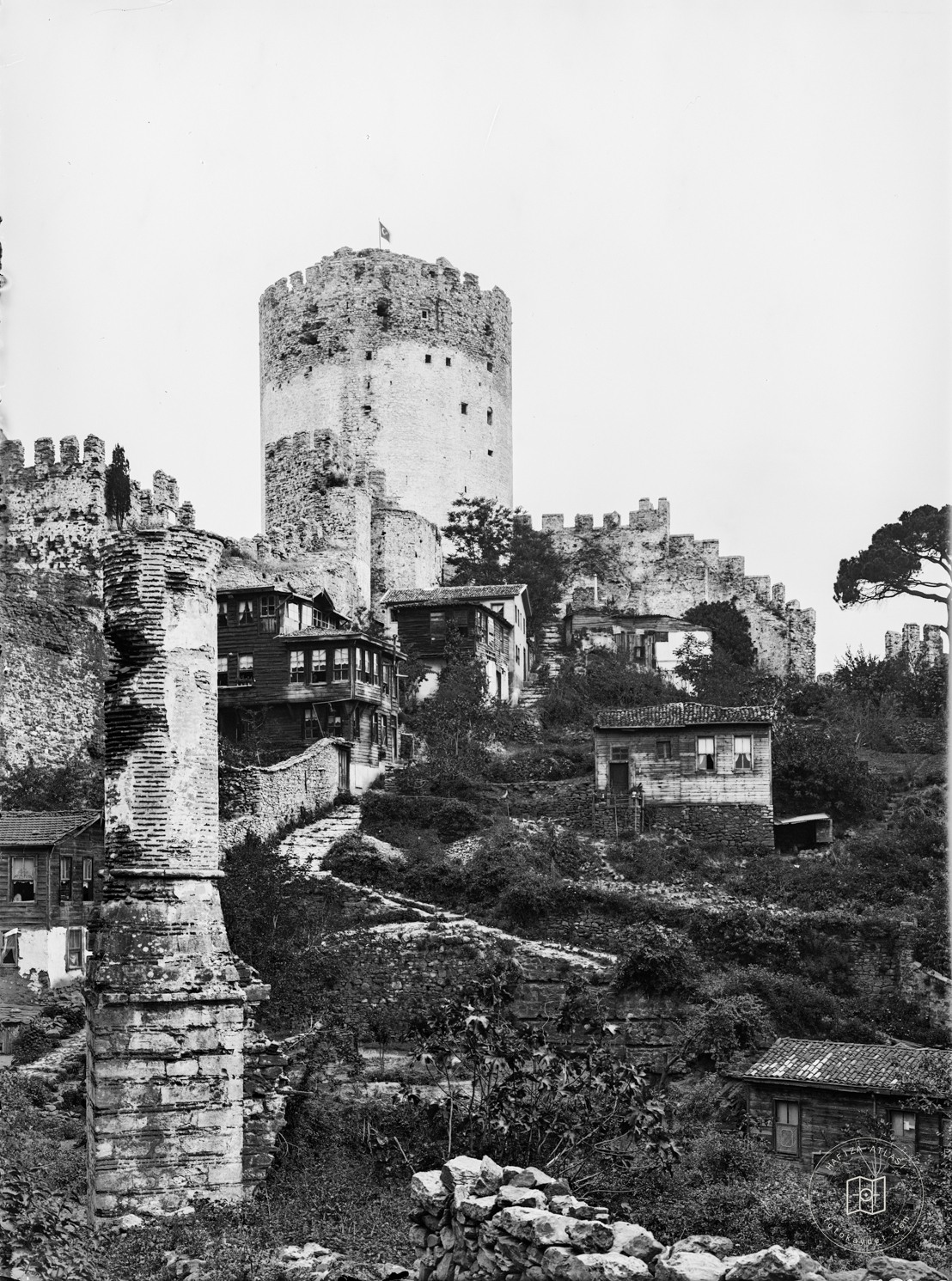 Rumeli Hisarı Camii Minaresi ve Hisar İçindeki Evler