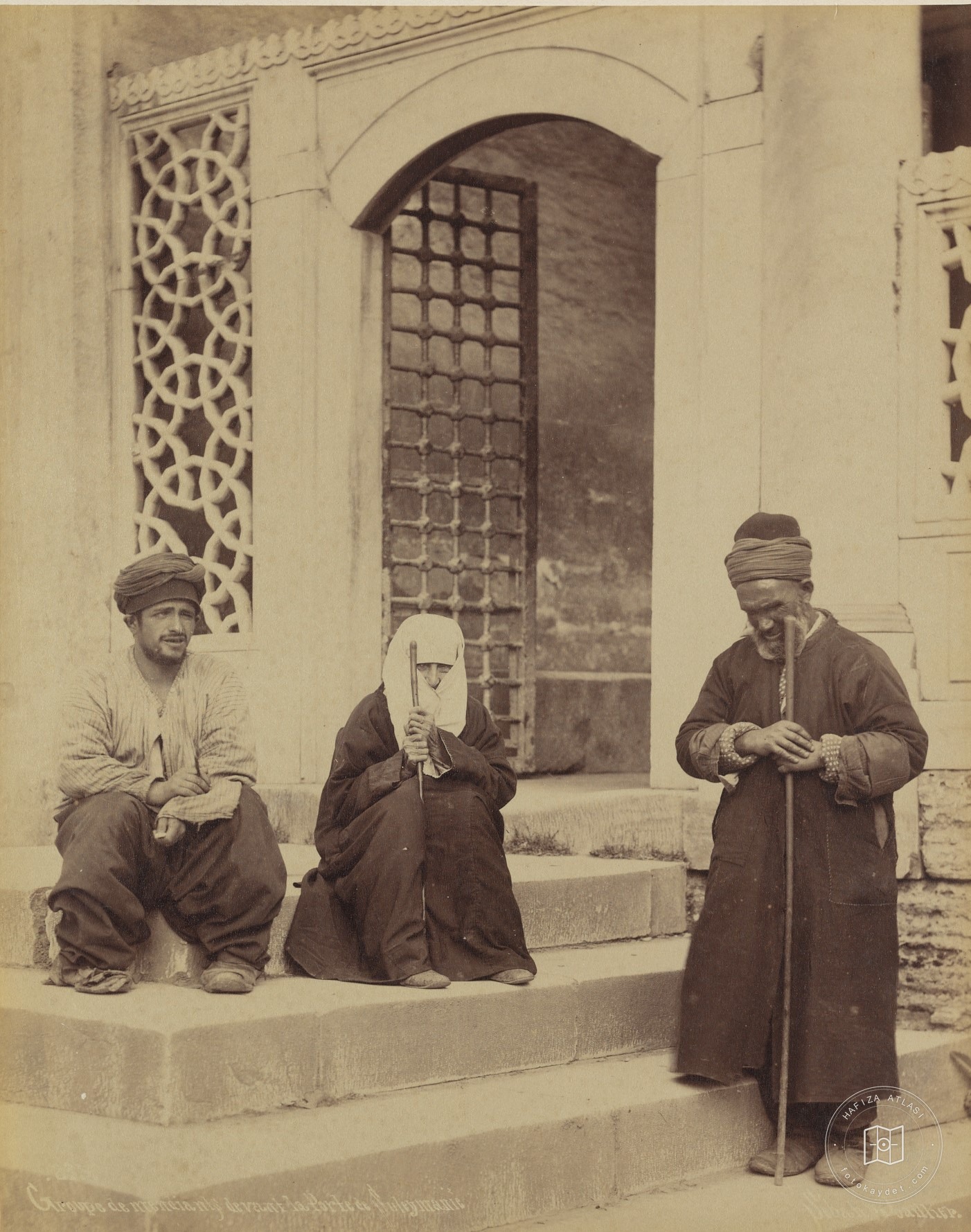 Süleymaniye Mosque Kapısının Önünde Bir Grup Dilenci
