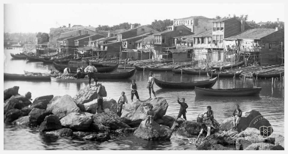 Kumkapı Dalgakıranı Üzerinde Çocuklar