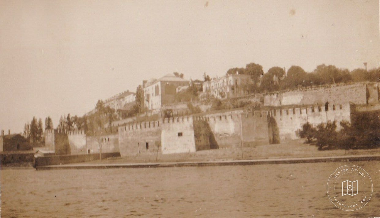 Sarayburnu; Topkapı Sarayı ve Surlar