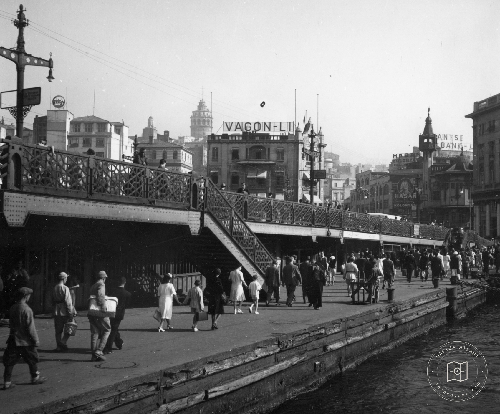 Galata Köprüsü’nde Vapurdan İnen İnsanlar