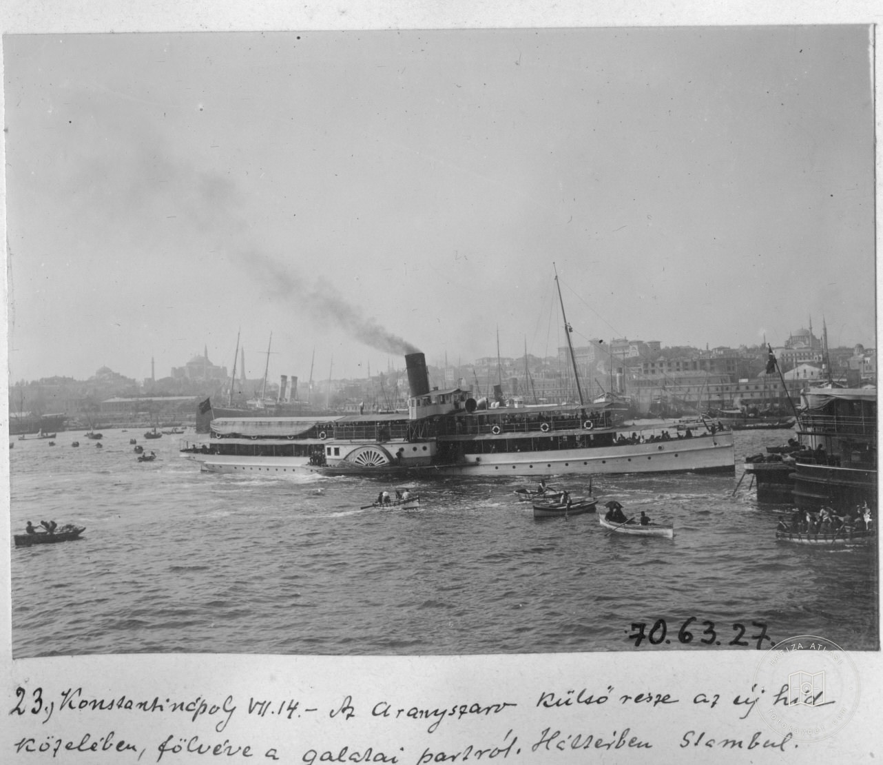 Karaköy Önlerinde Yandan Çarklı Vapur