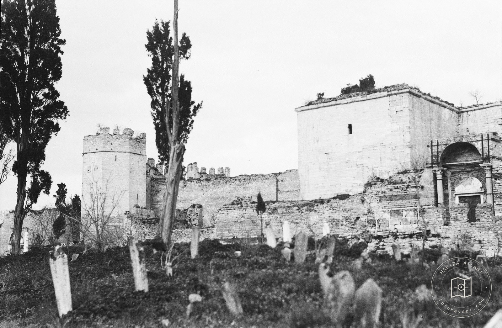 Yedikule Hisarı ve Mezarlığı