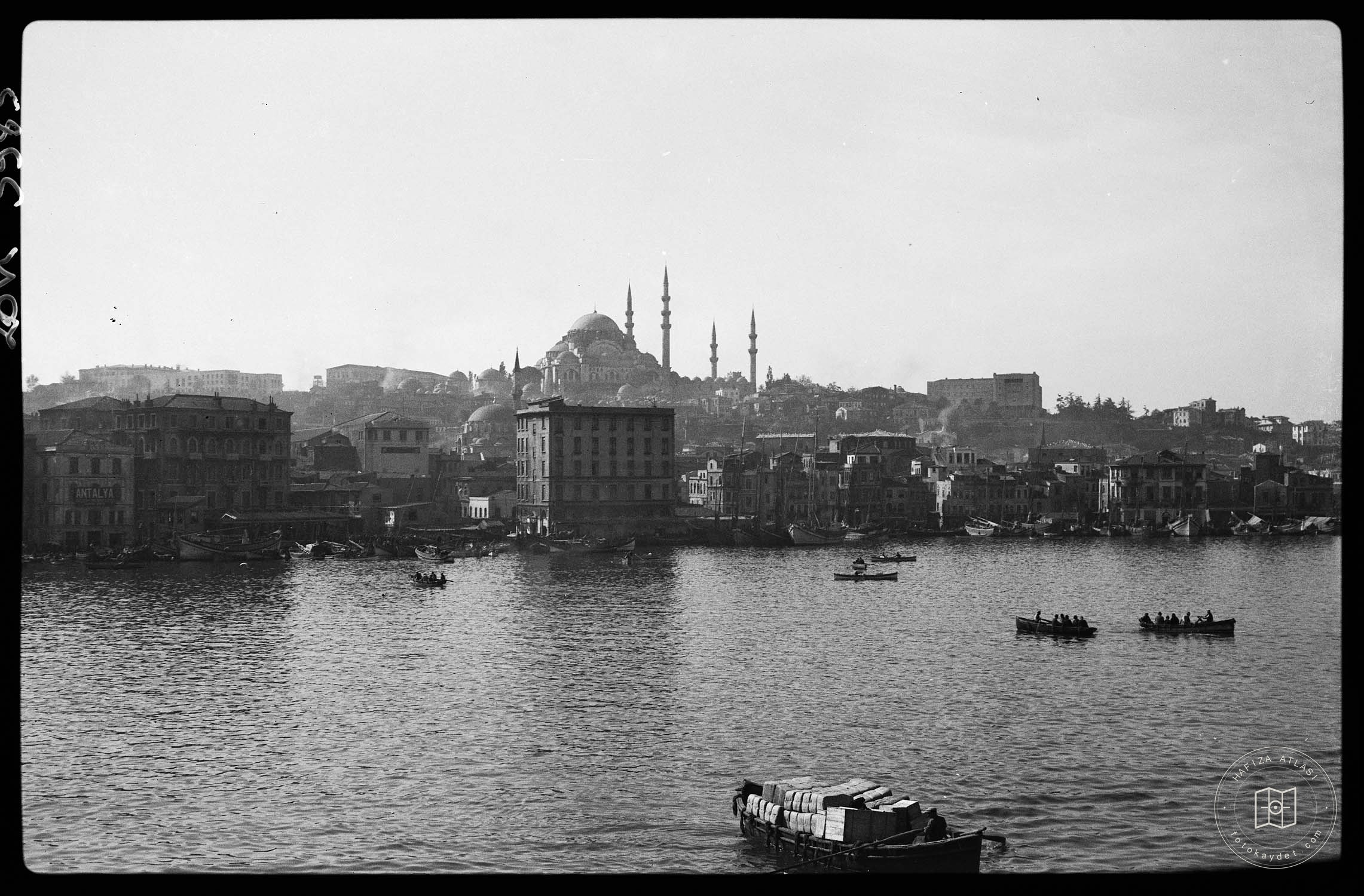 Golden Horn; Arka planda Süleymaniye Mosque’nin Yer Aldığı Genel Bakış