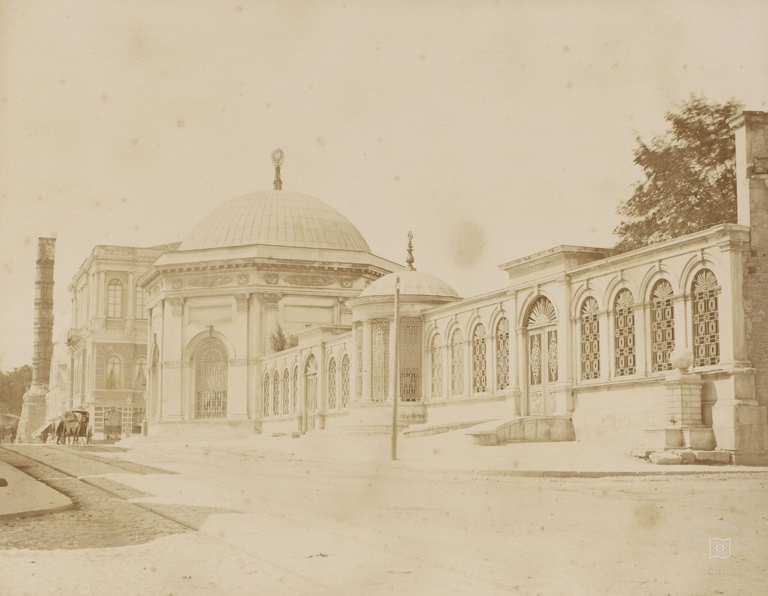 Divanyolu, Sultan II. Mahmut Türbesi ve Çemberlitaş