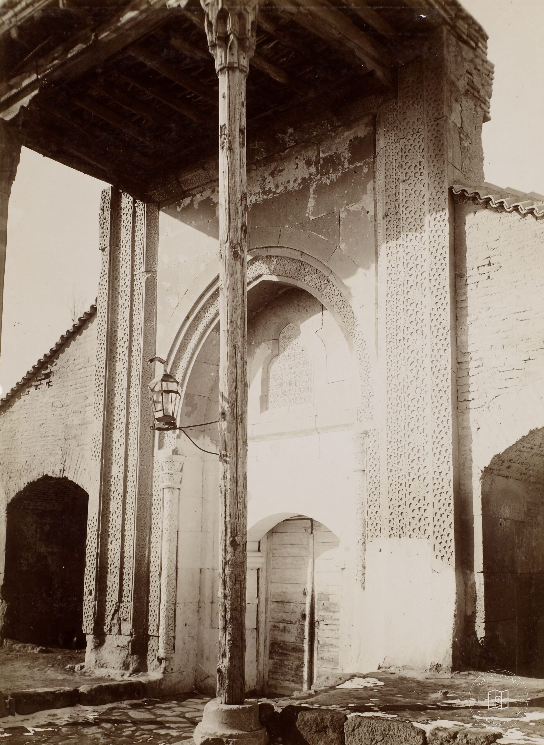 Sahip Ata Hankahı Kapısı