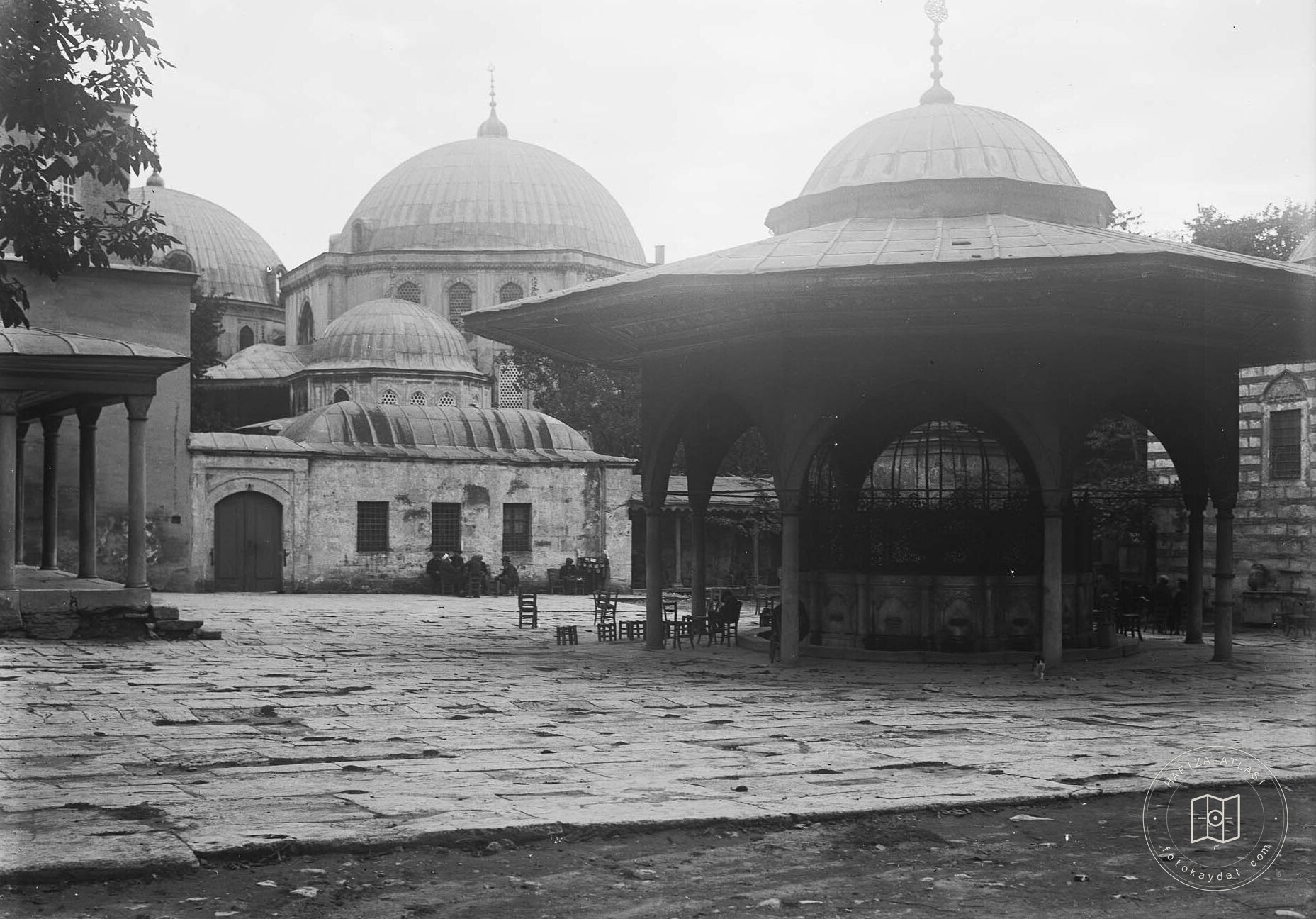 Ayasofya Şadırvanı ve Türbeler