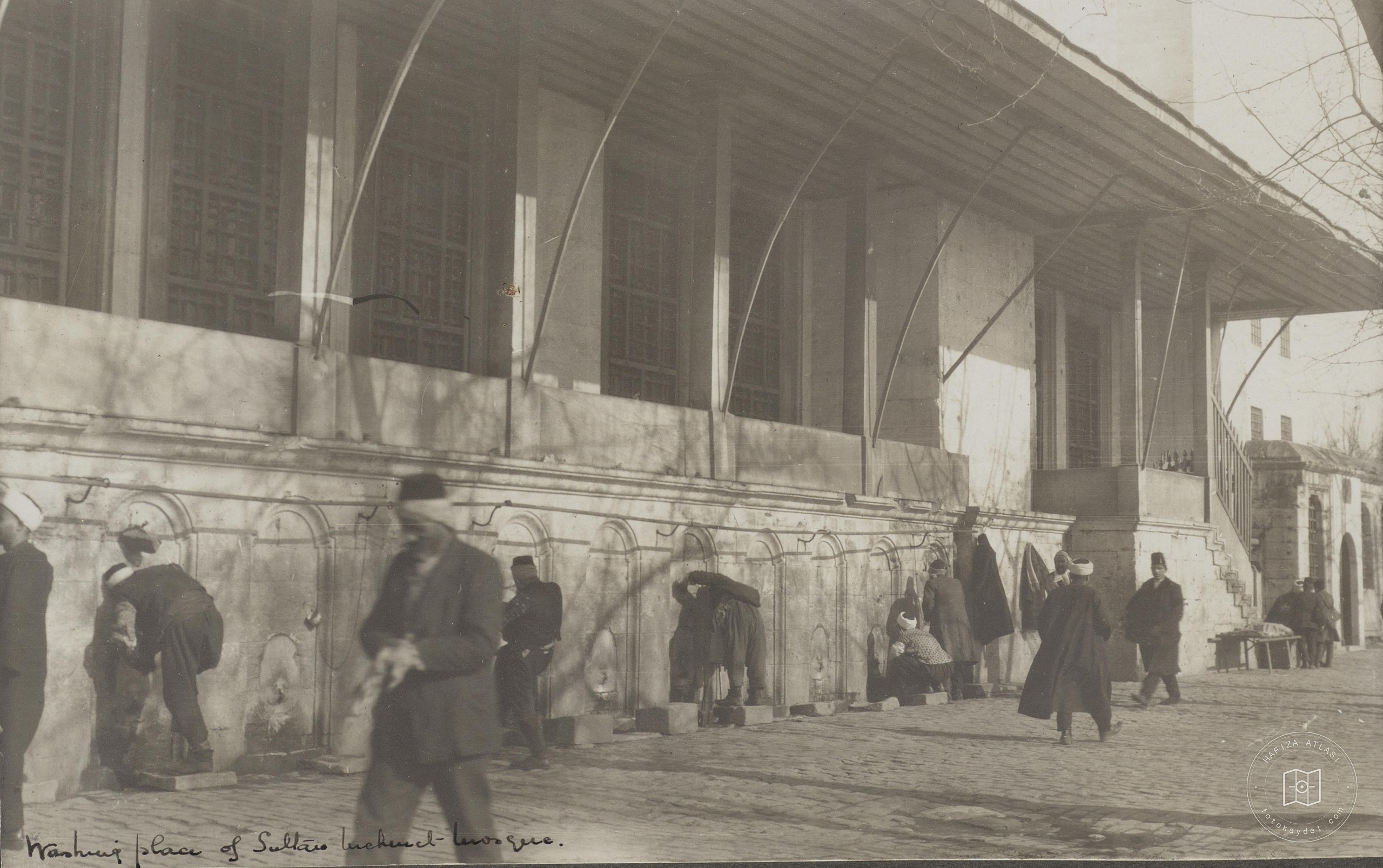 Fatih Camii Duvarındaki Abdest Alma Yeri