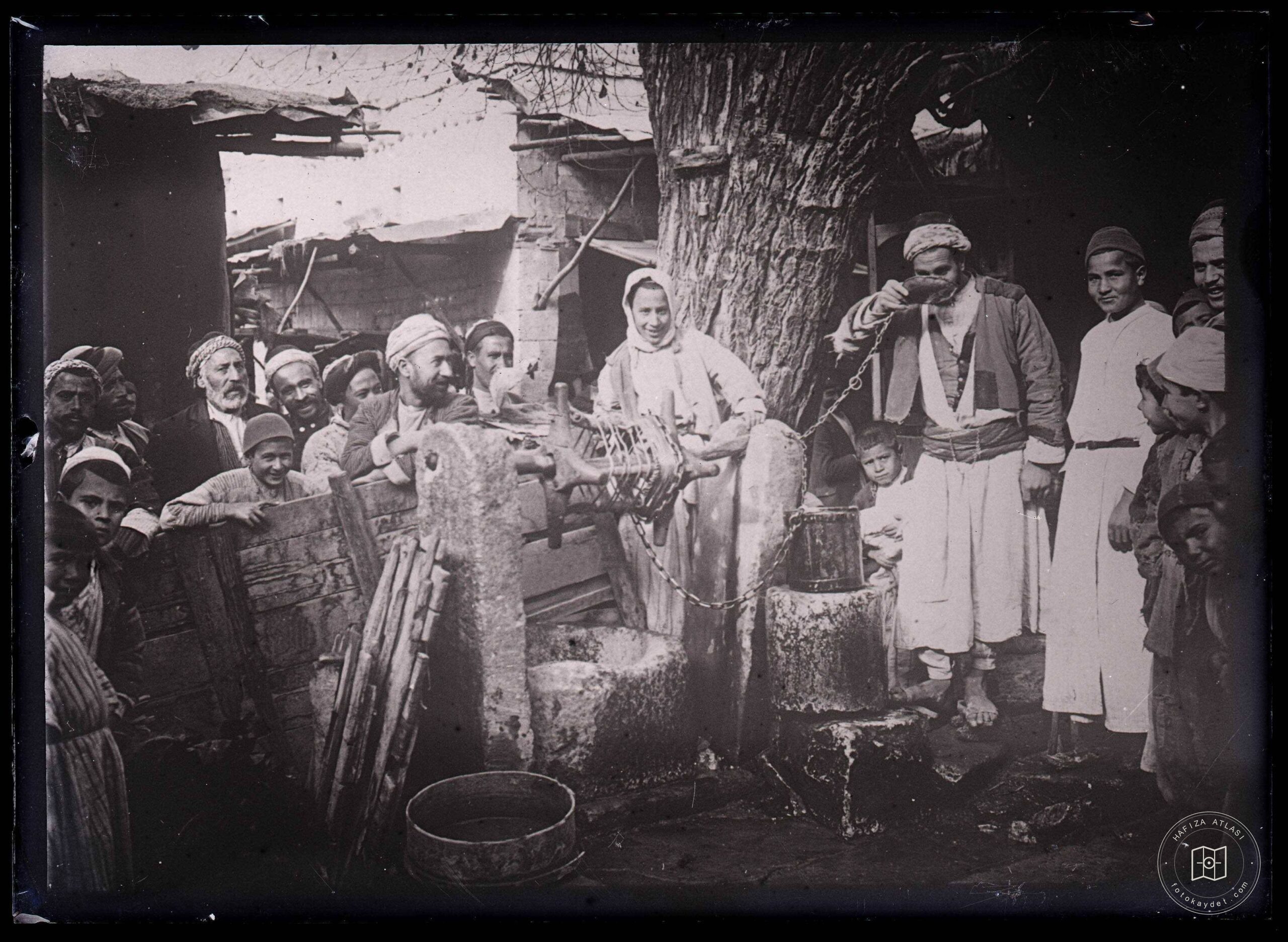 Birecik’te Kuyu Başında Su İçenler