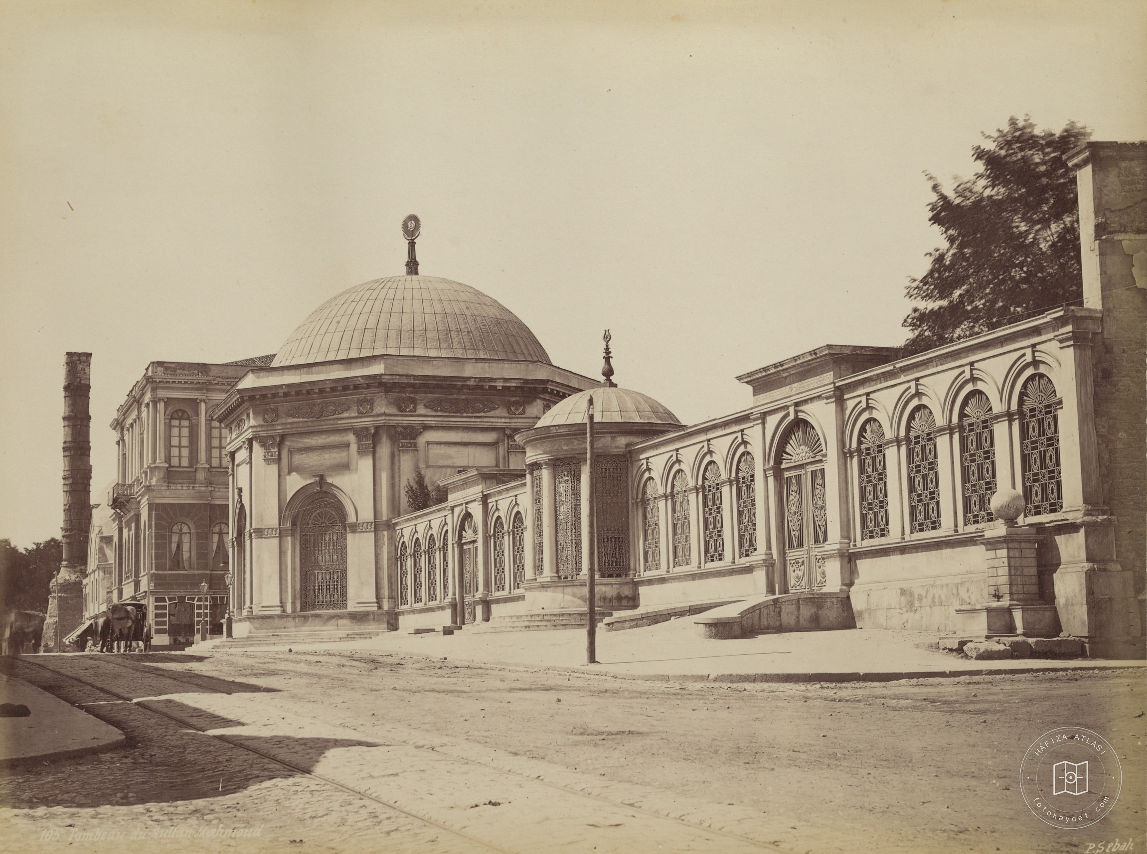 Divanyolu, Sultan II. Mahmut Tomb ve Çemberlitaş