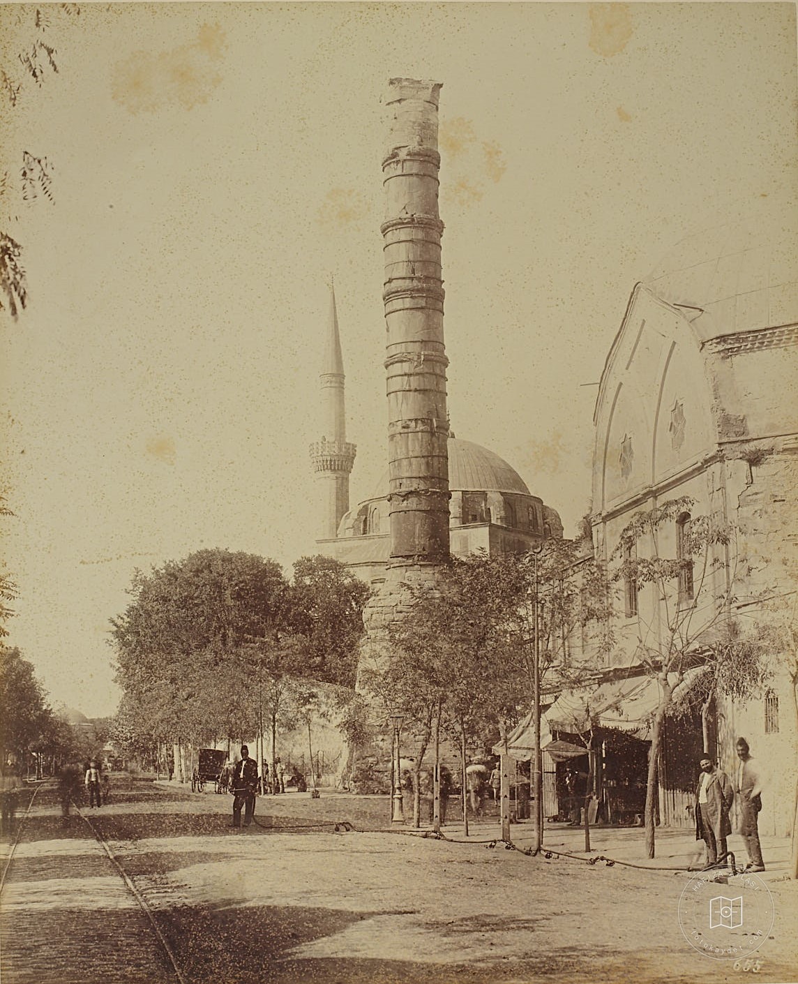 Çemberlitaş Sütunu ve Arkasında Ali Paşa Camii