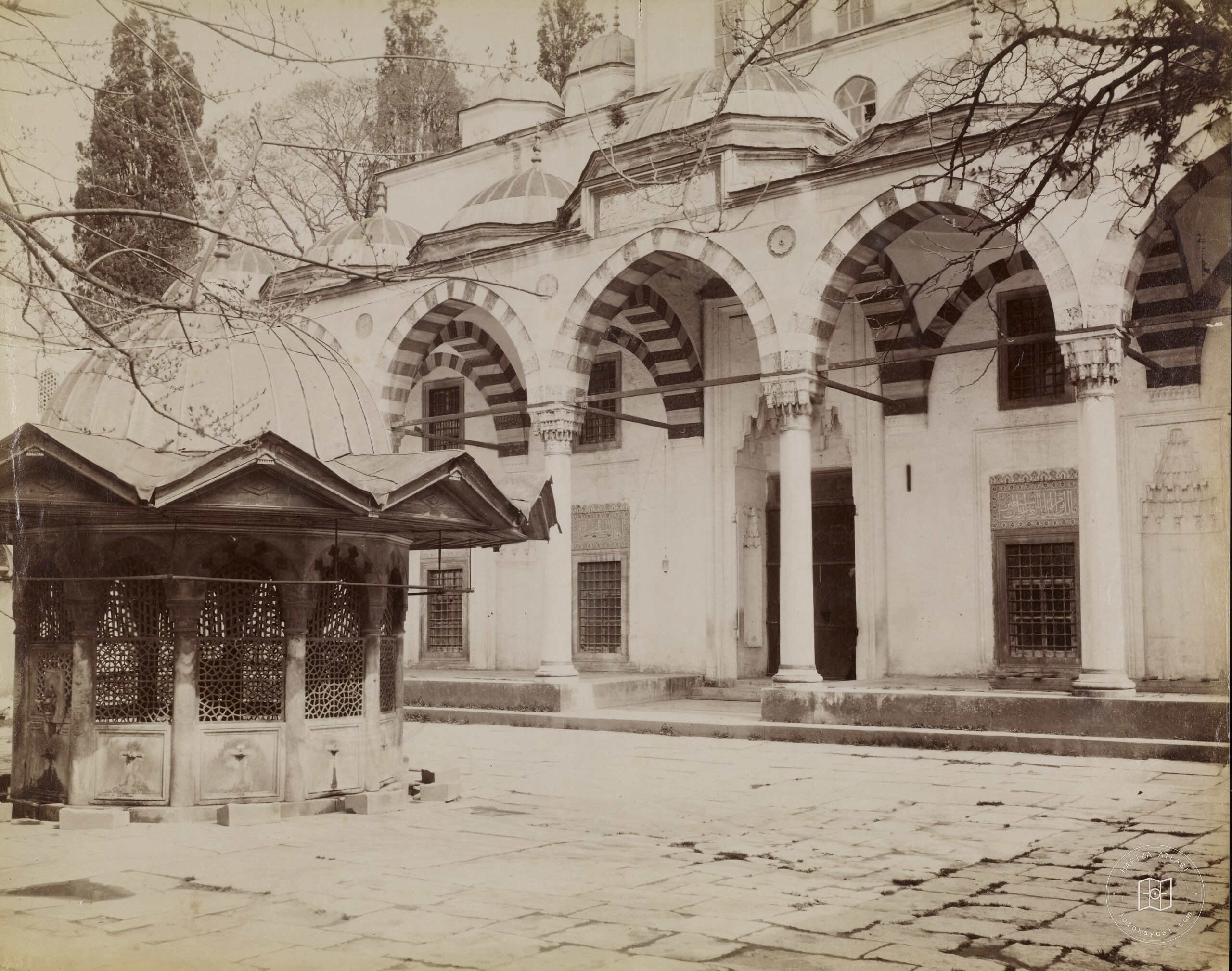 Kadırga Sokullu Mehmet Pasha Mosque Avlusu and Şadurvan