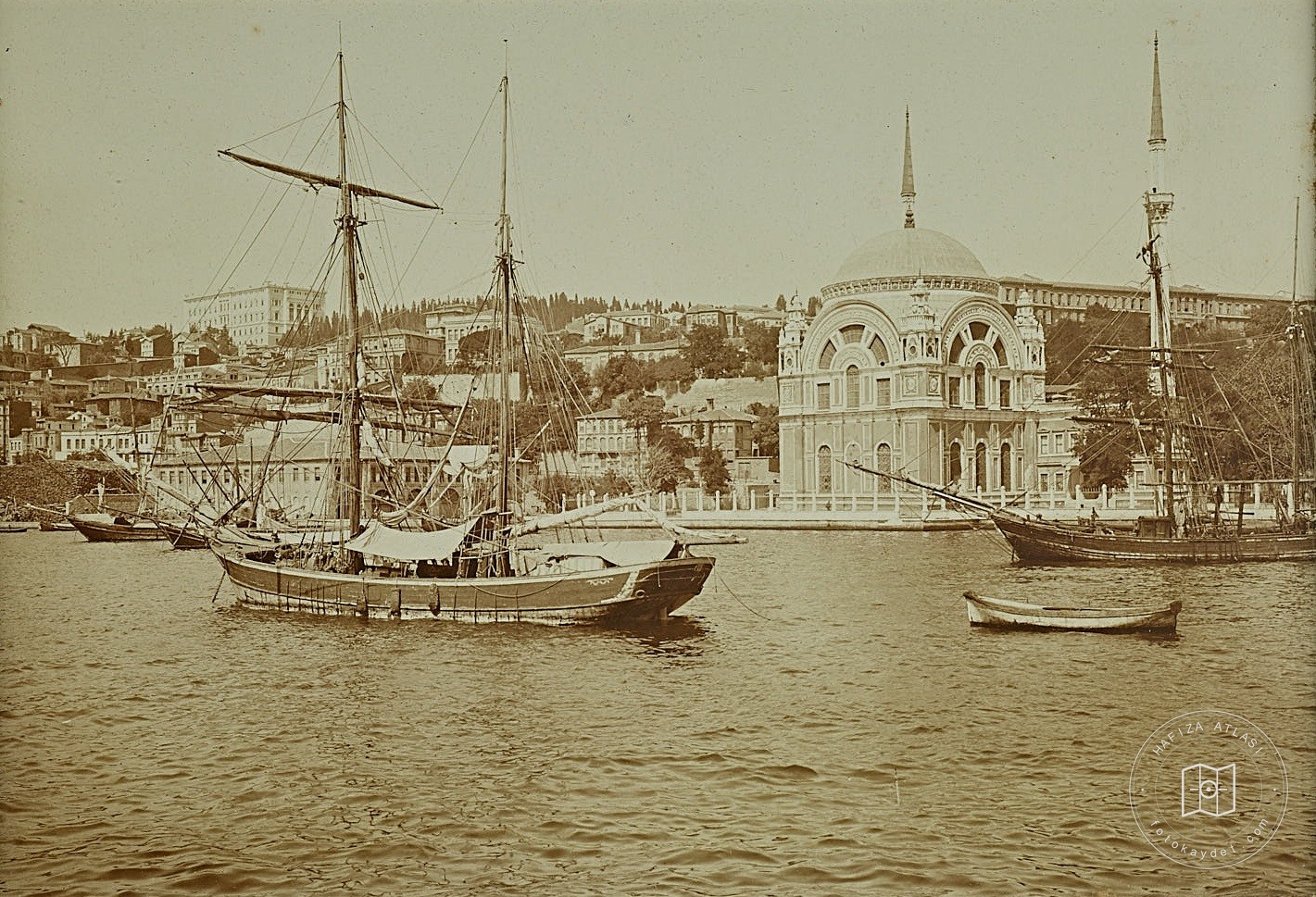 Dolmabahçe Bezmialem Mosque