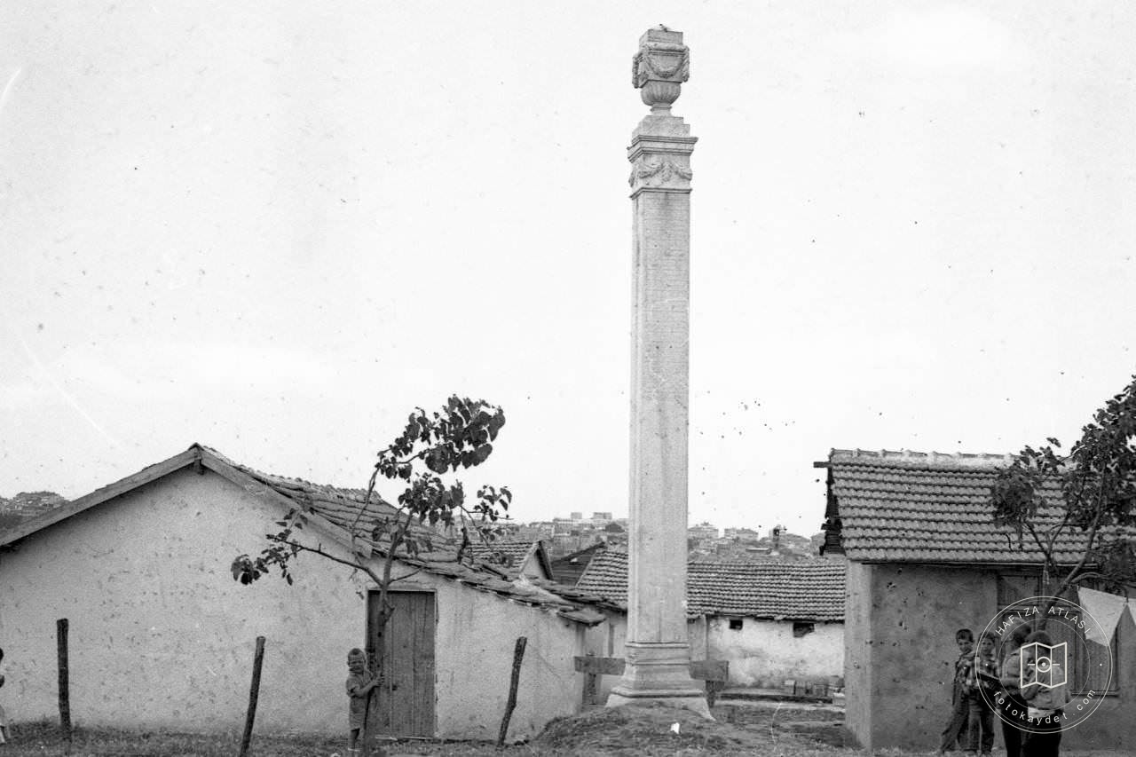 Sultan II. Mahmut Nişan Taşı, Mezarlık Arkası Sokak
