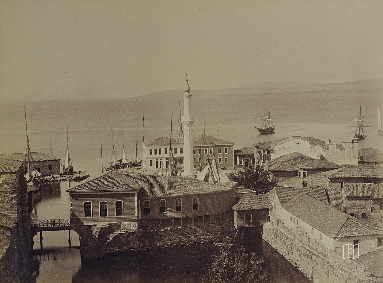 Gelibolu İskele Camii ile Gümrük ve Karantinahane’nin Kara Tarafından Görünümü