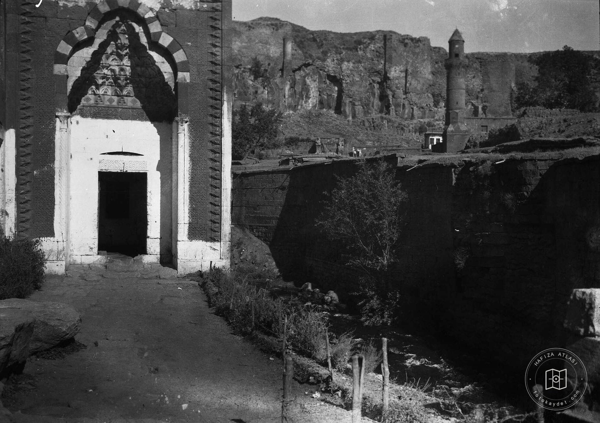 Bitlis Şerefiye Camii Giriş Kapısı ve Arkada Meydan Camii