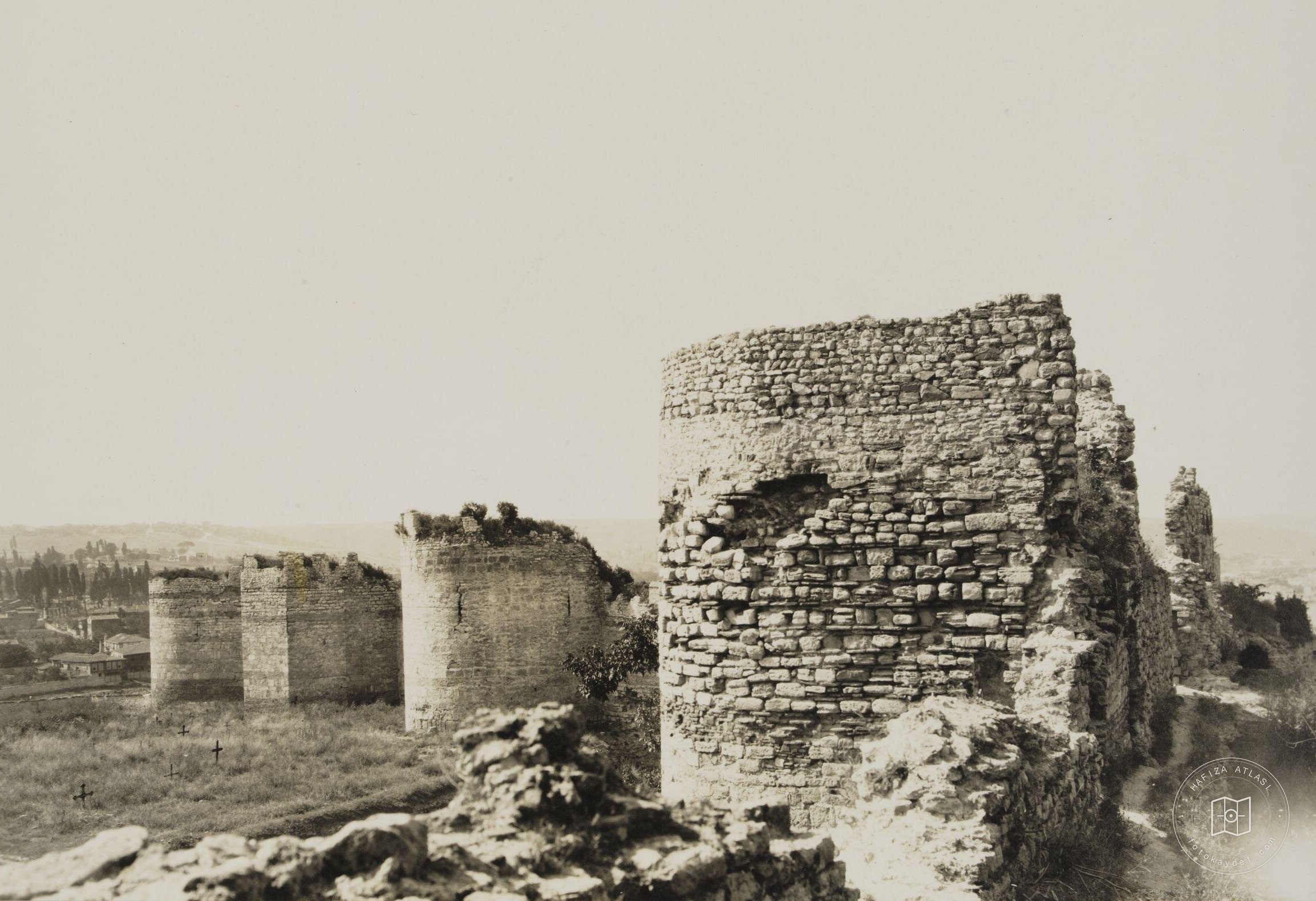 Tekfur Sarayı Yanından Kara Surları