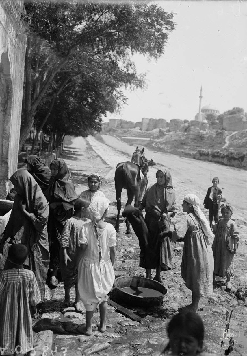 Vezir Mehmet Paşa Çeşmesi Önünde Kadın ve Çocuklar