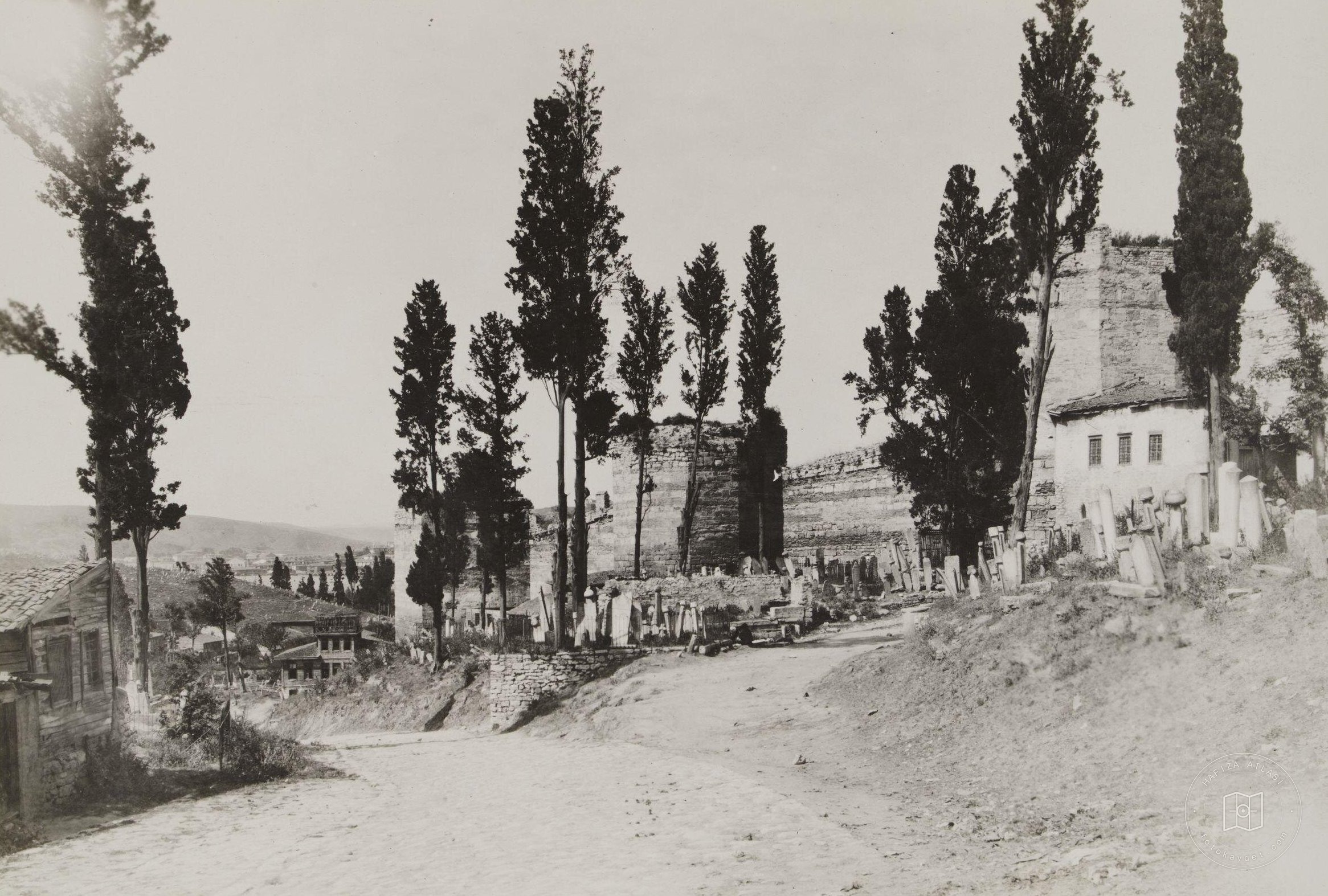 Eğrikapı Surs And Cemetery