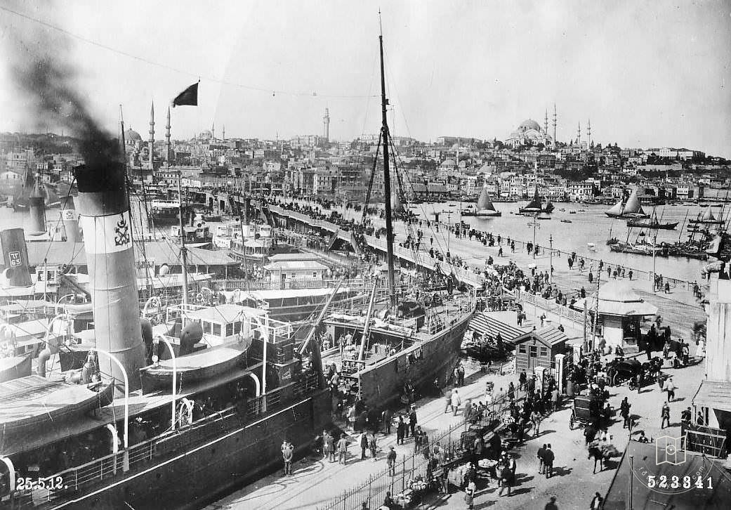Bandırma Vapuru and Galata Bridge