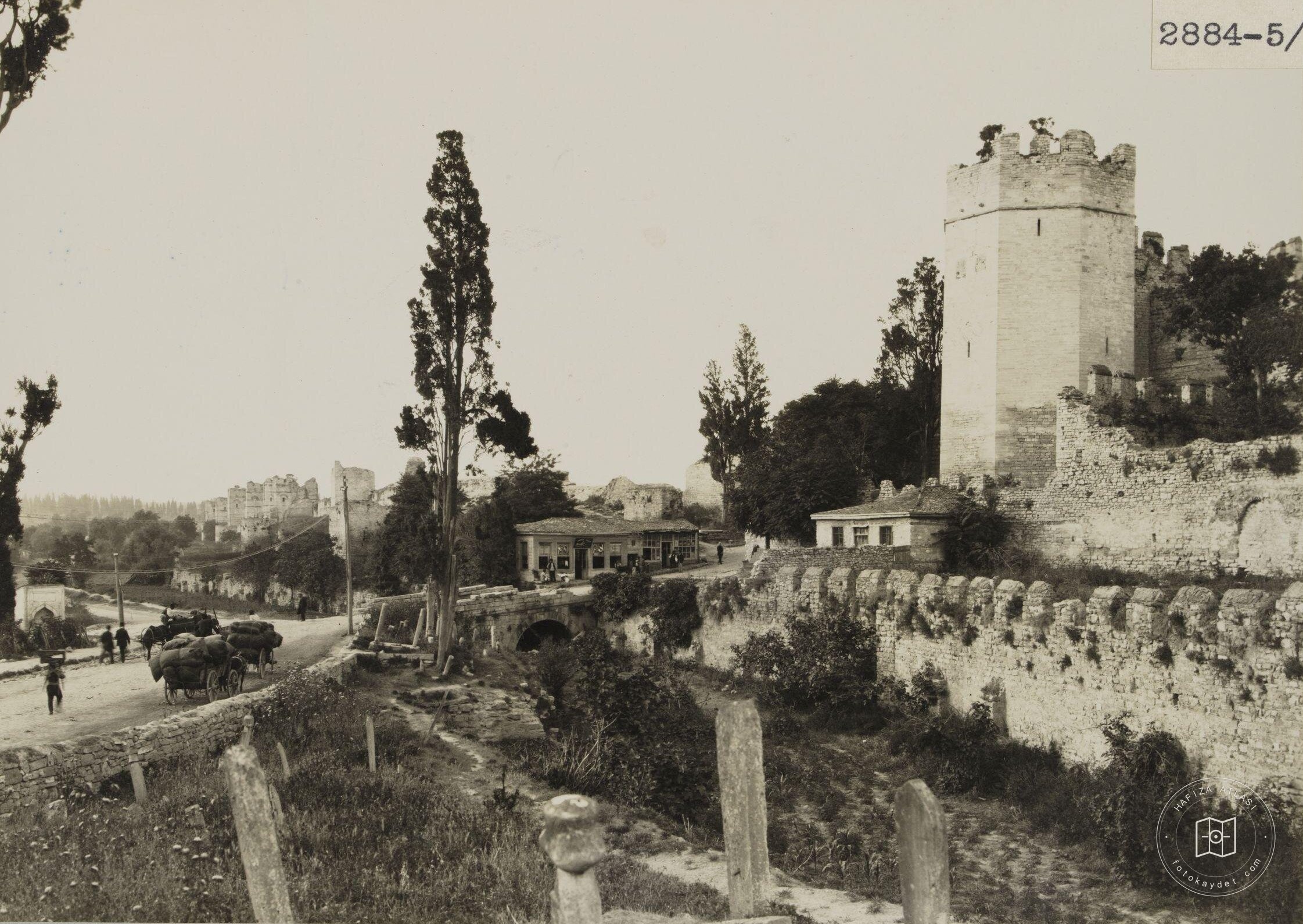 Yedikule Surları, Hendekleri ve Mezarlığı