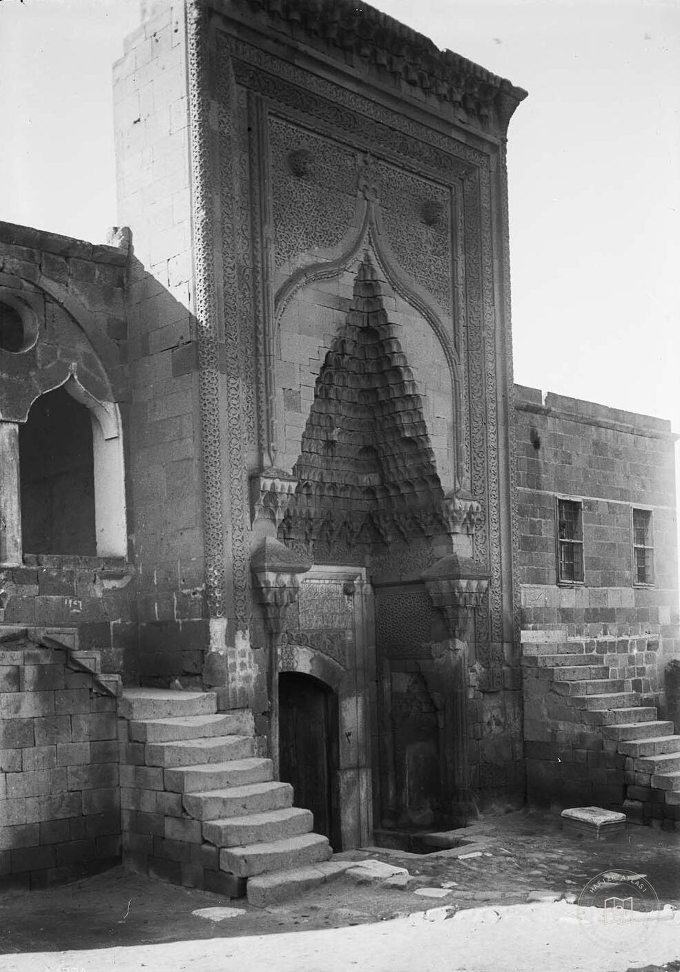 Niğde Ak Medrese Crown Gate