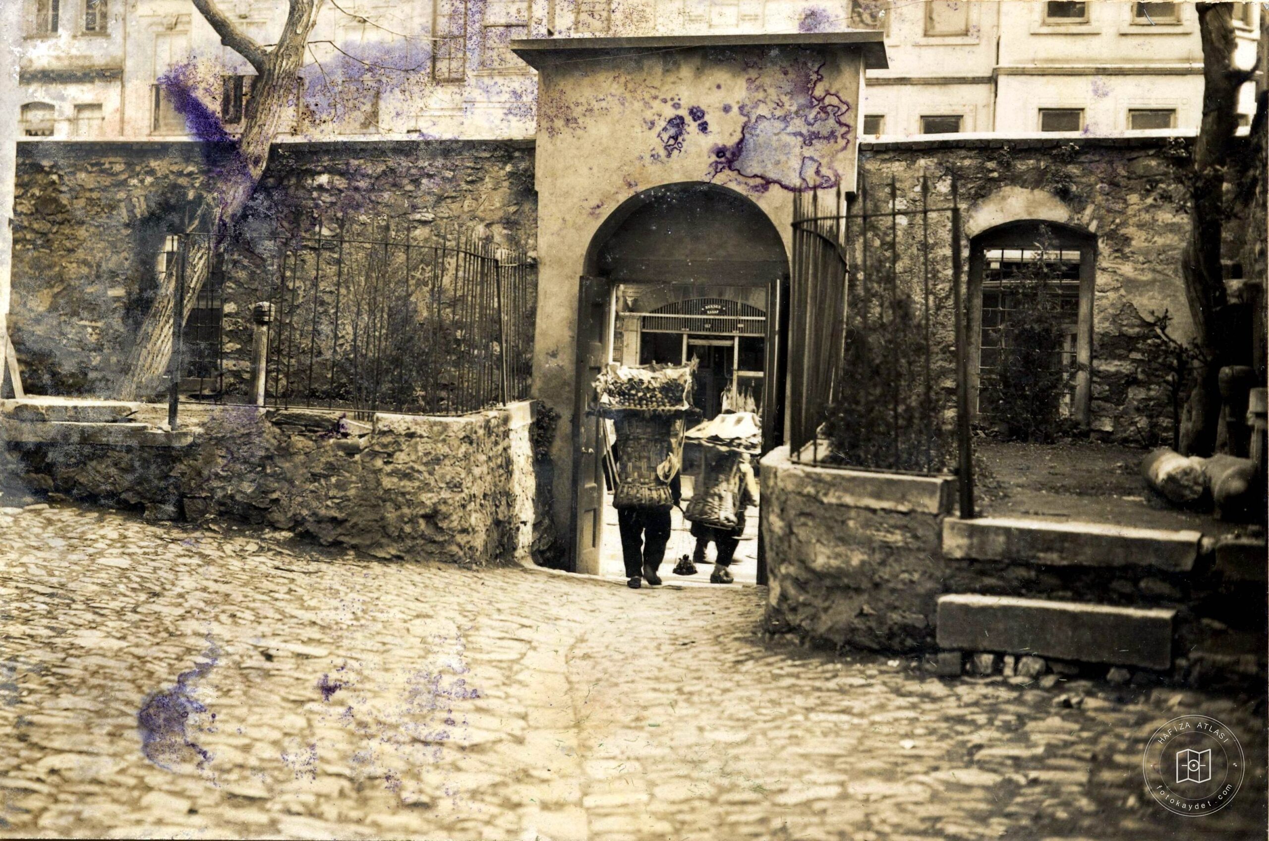 Ağa Mosque Kapısından İstiklal Avenue’ne Çıkan Seyyar Esnaflar