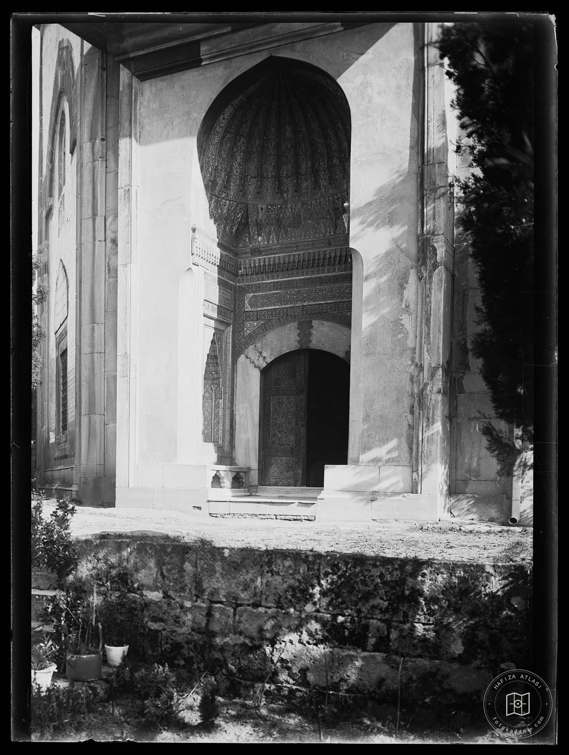 Green Tomb Crown Gate