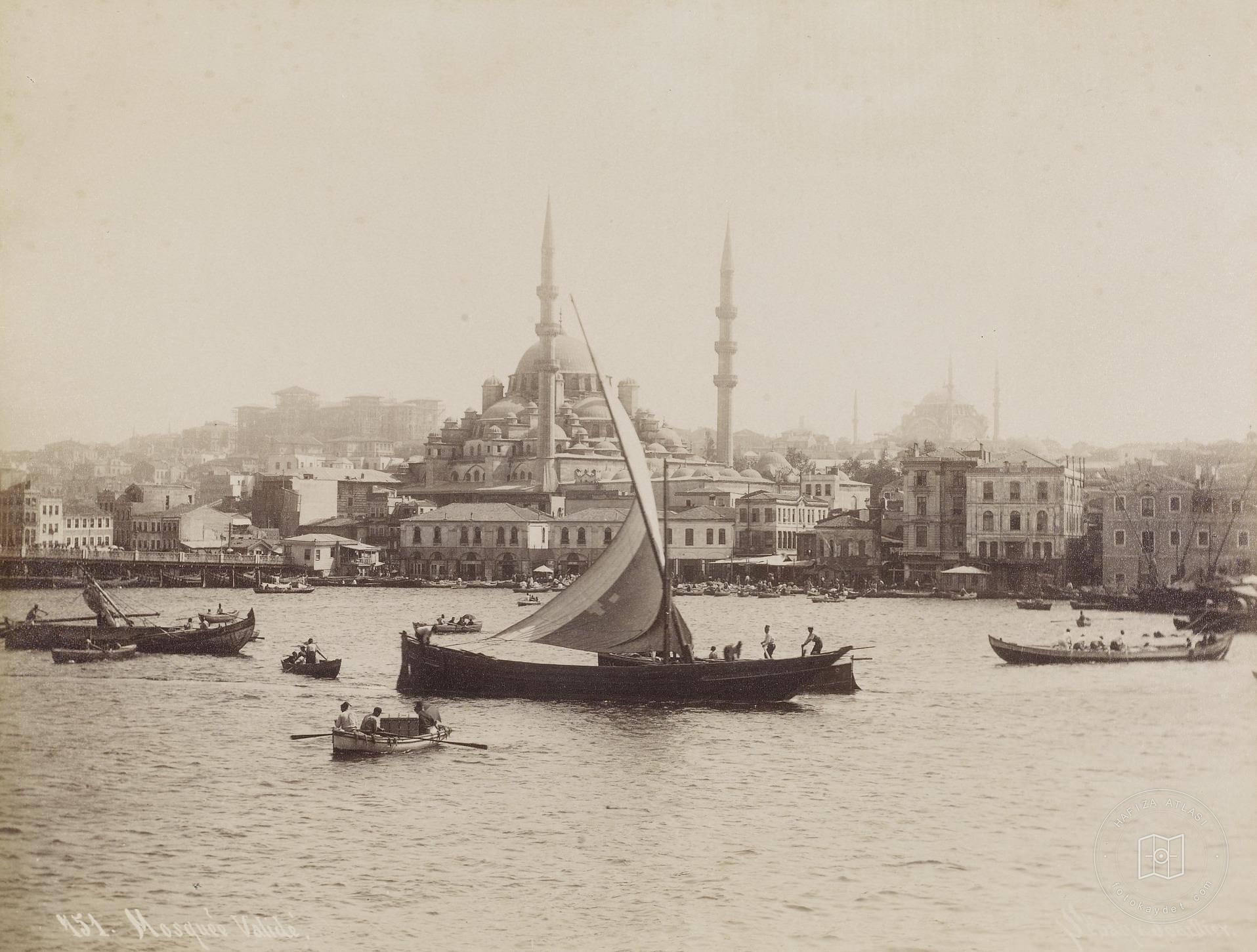 Golden Horn’ten Yeni Mosque’ye Bakış