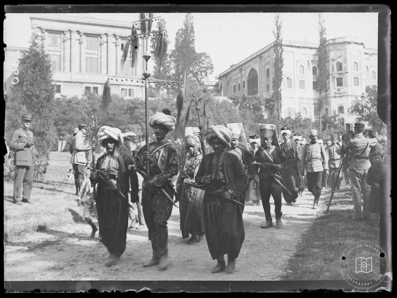 İşgal Kuvvetlerine Gösteri Yapan Mehteran
