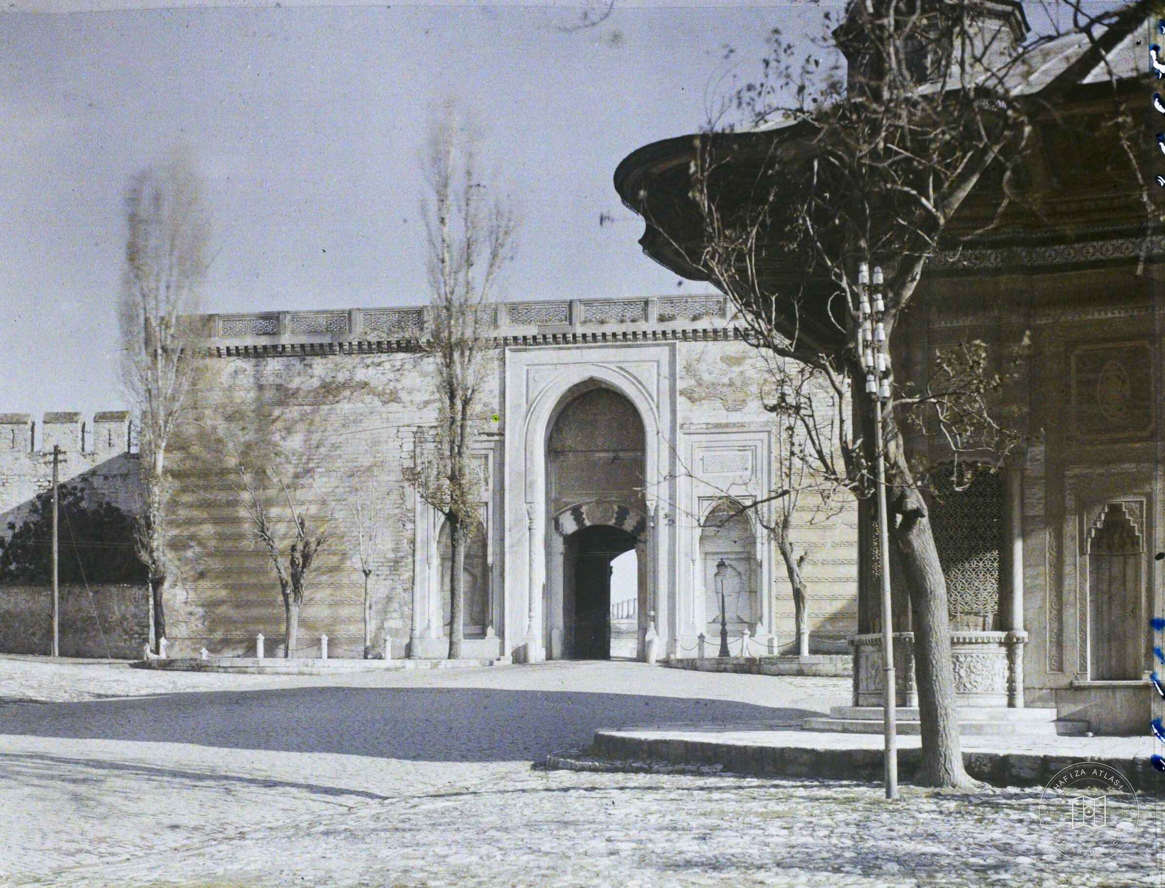 Bâb-ı Hümayun ve III. Ahmet Çeşmesi