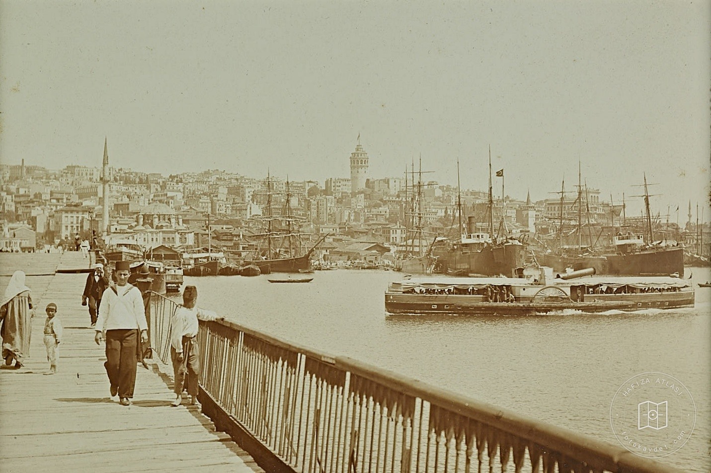 Unkapanı Bridge’nden Golden Horn and Galata’nın Görünüşü