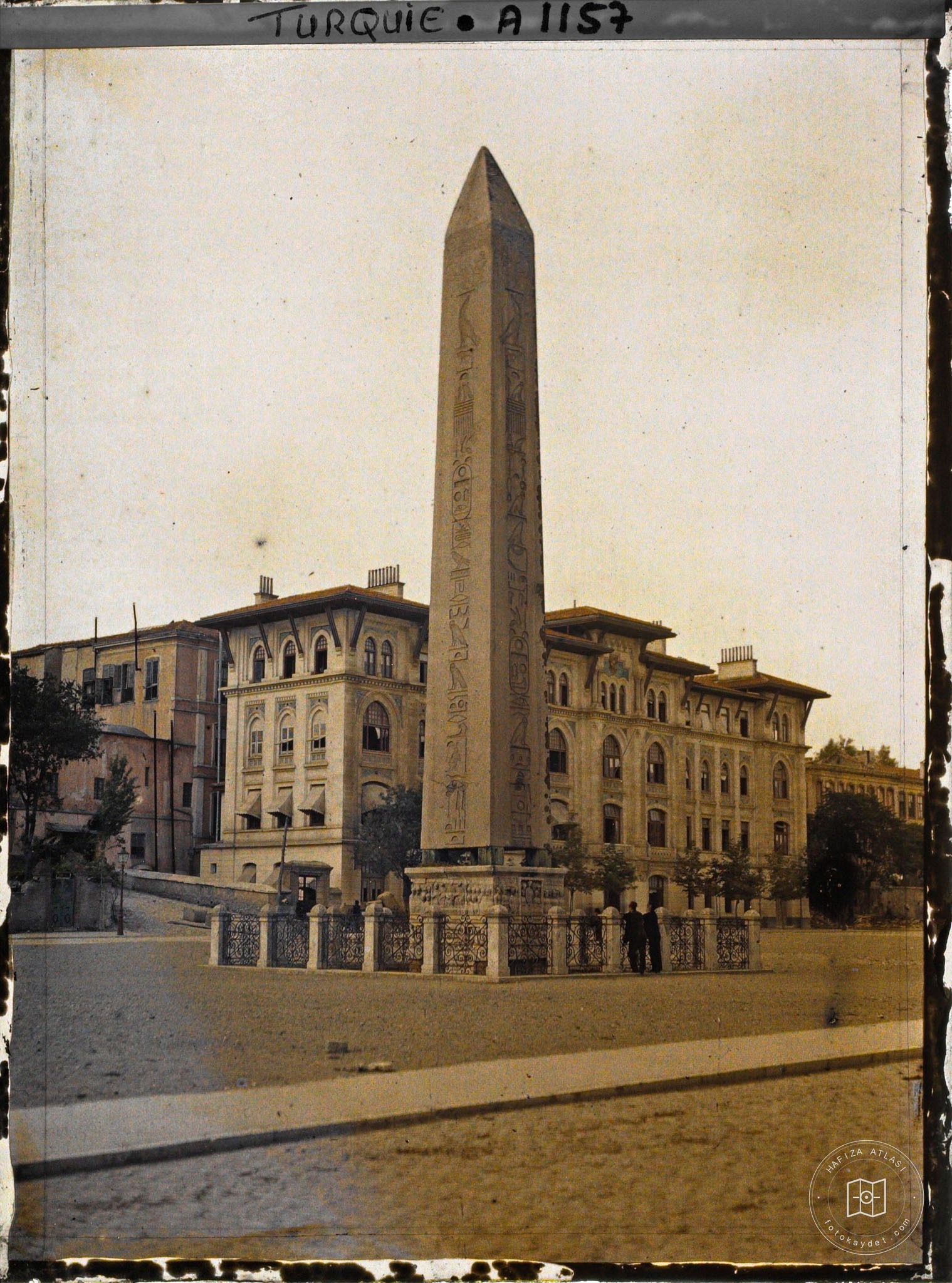 Obelisk ve Tapu Kadastro Binası