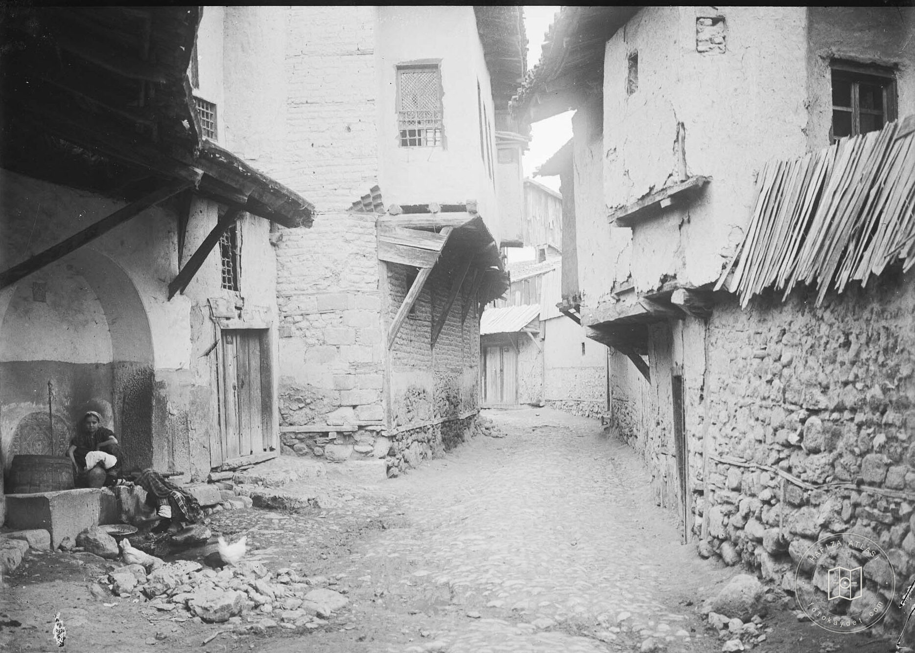 Kütahya’da Bir Sokak ve Çeşme