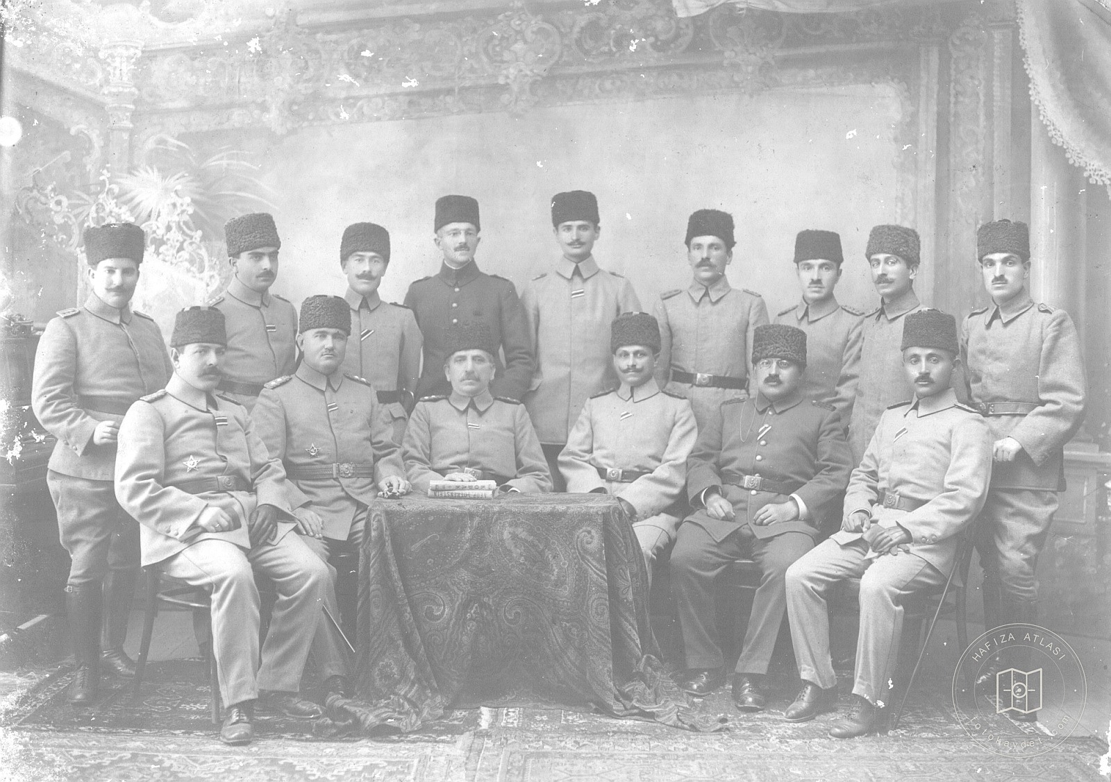 Veteriner Binbaşı Hans Richter ile Çekilmiş Grup Fotoğrafı