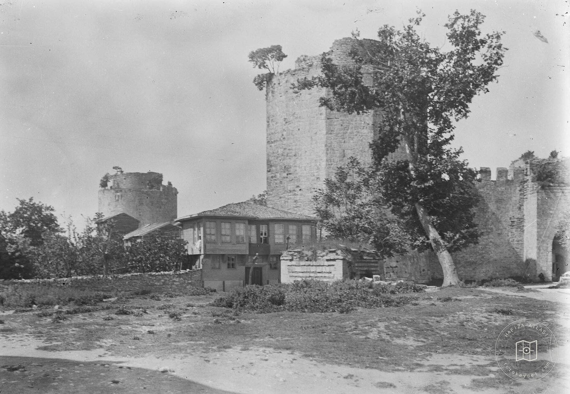 Yedikule Maksem Çeşmesi ve Yedikule Hisarı