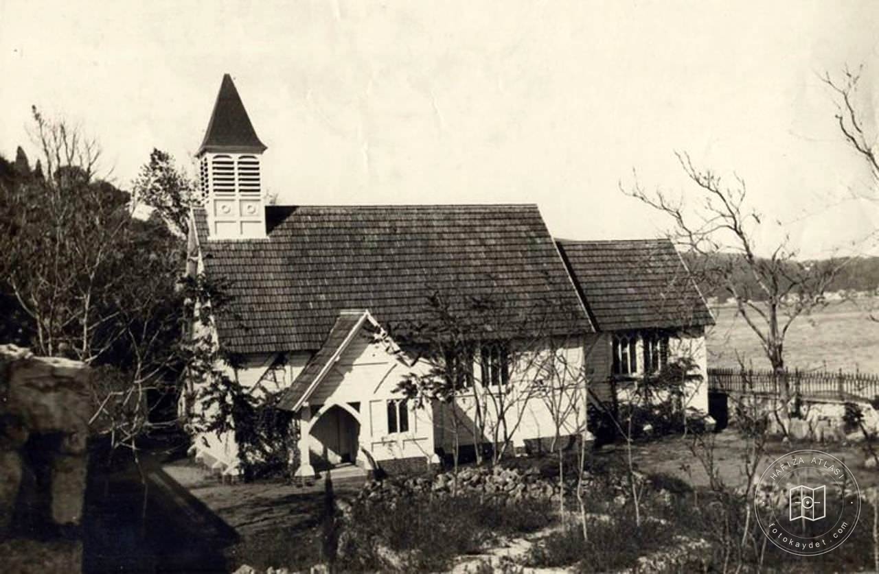 Tarabya 1911’de Yanan İngiliz Elçiliği Yazlık Sarayı Bahçesindeki Kilise