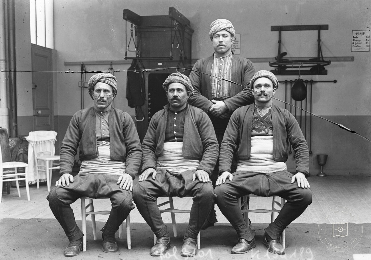 Dört Türk Güreşçi Boks Salonunda İdman Öncesinde