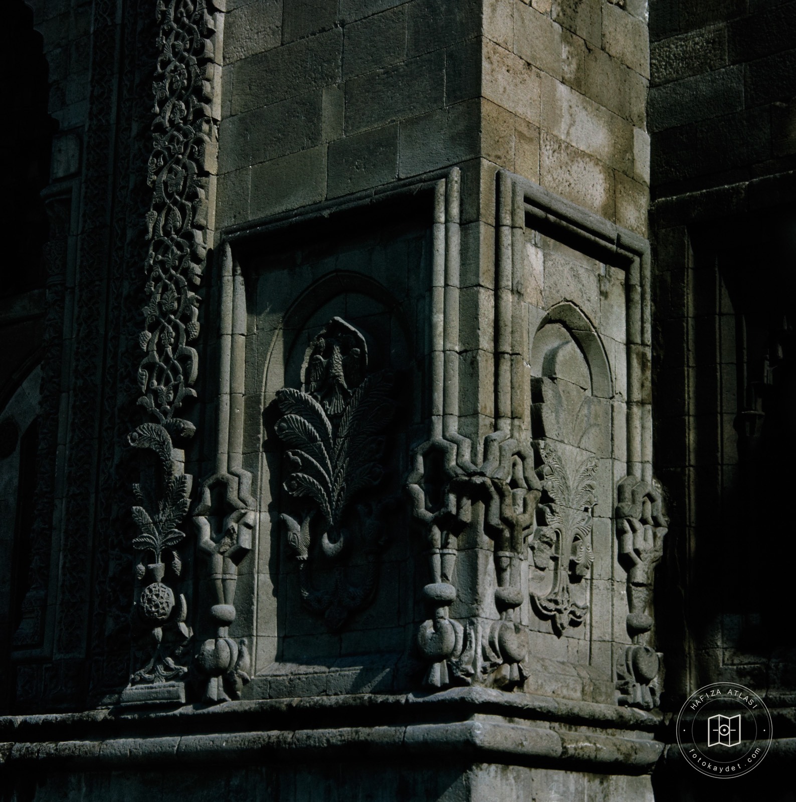 Double Minare Medresesi Clothing Detail