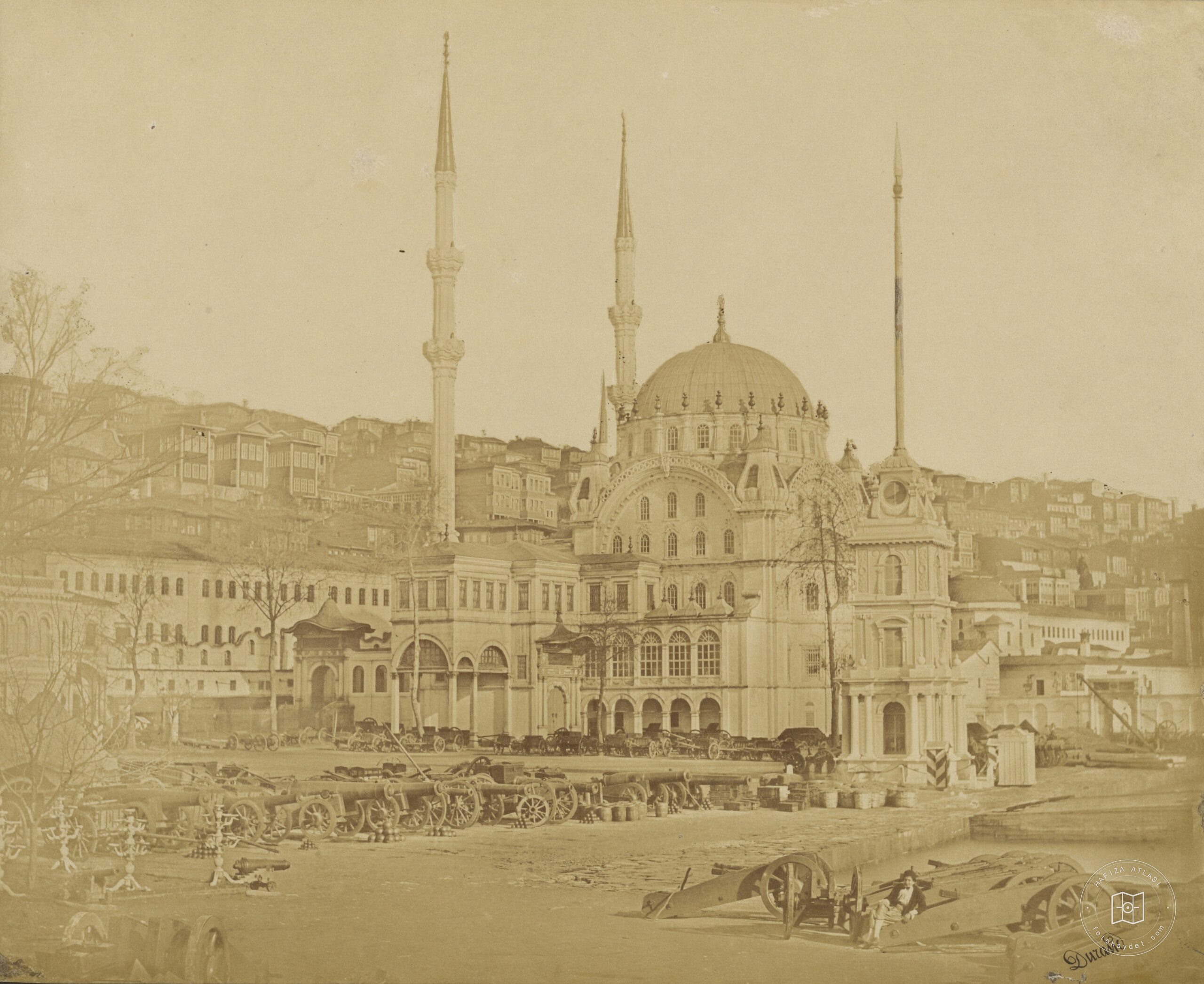 Nusretiye Camii ve Top Arabaları