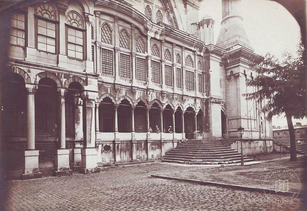 Nuruosmaniye Camii Doğu Girişi