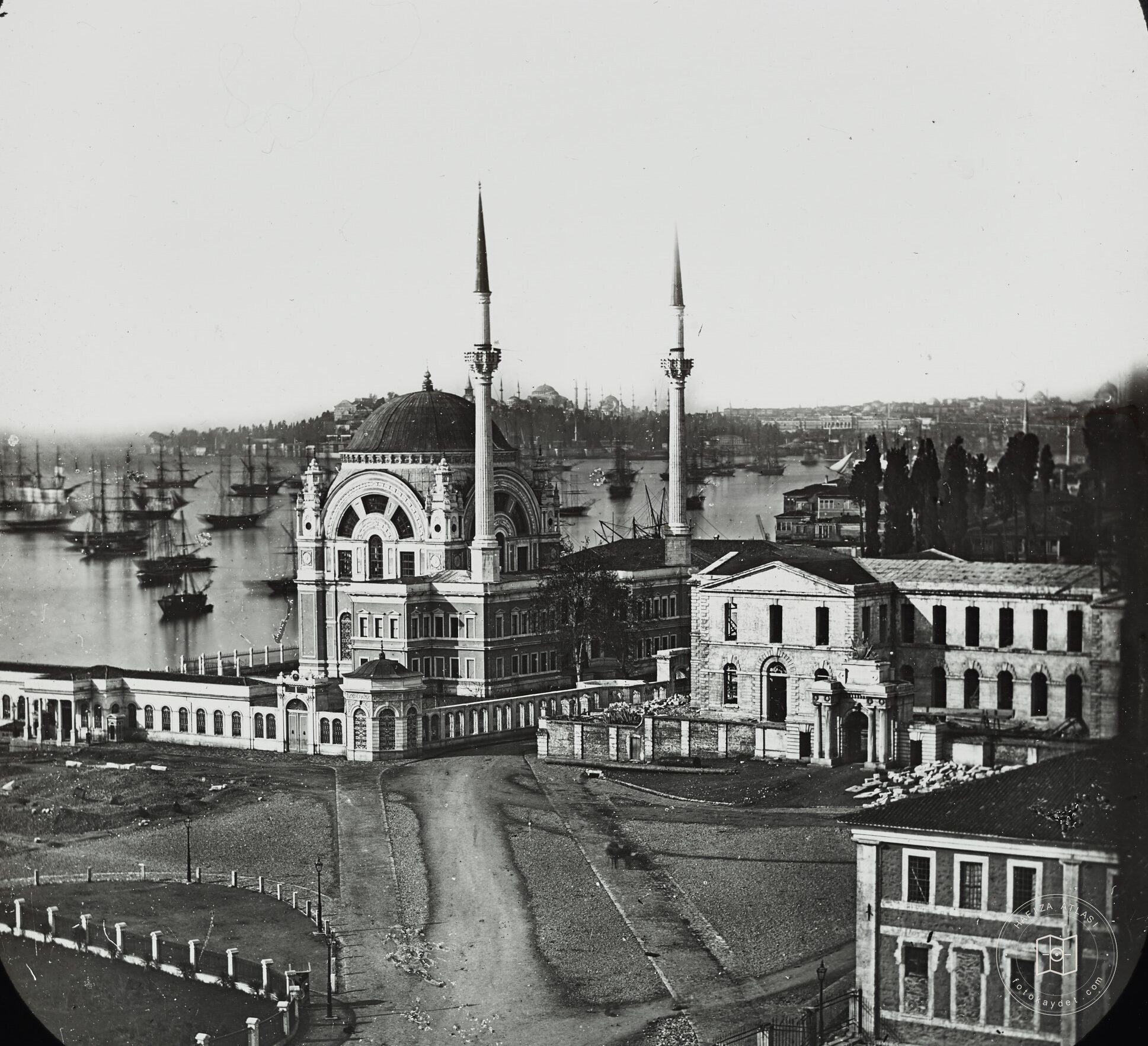 Dolmabahçe Camii ve Dolmabahçe Saray Tiyatrosu