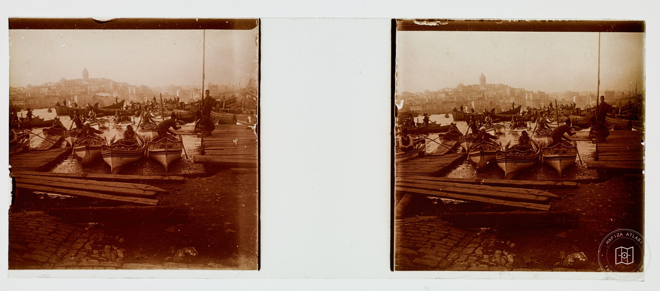 Eminönü Kıyısında Tekneler